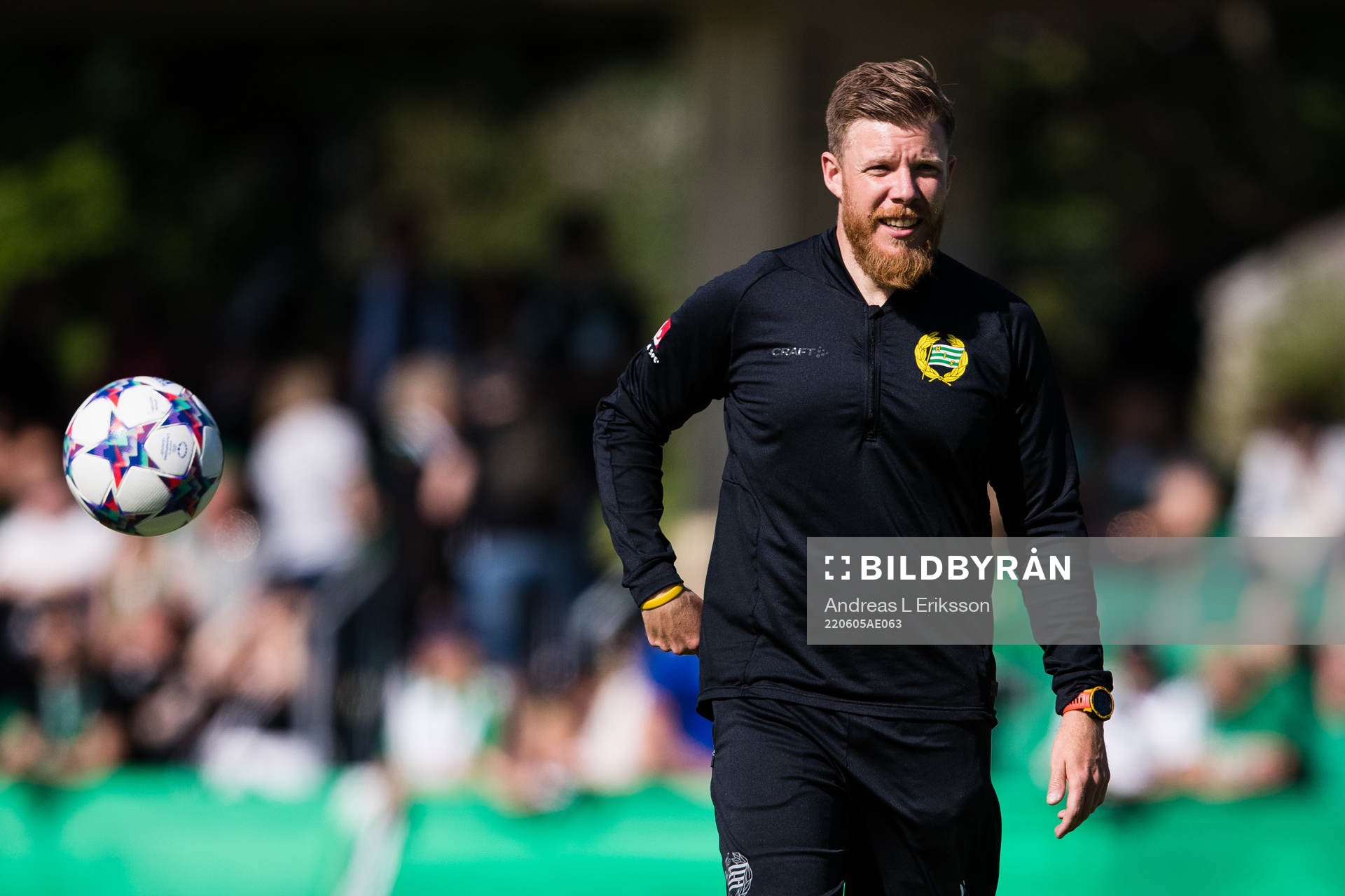 Hammarbys assisterande tränare Rafael Roldan under uppvärmningen inför fotbollsmatchen i Damallsvenskan mellan Hammarby och AIK den 5 juni 2022 i Stockholm.