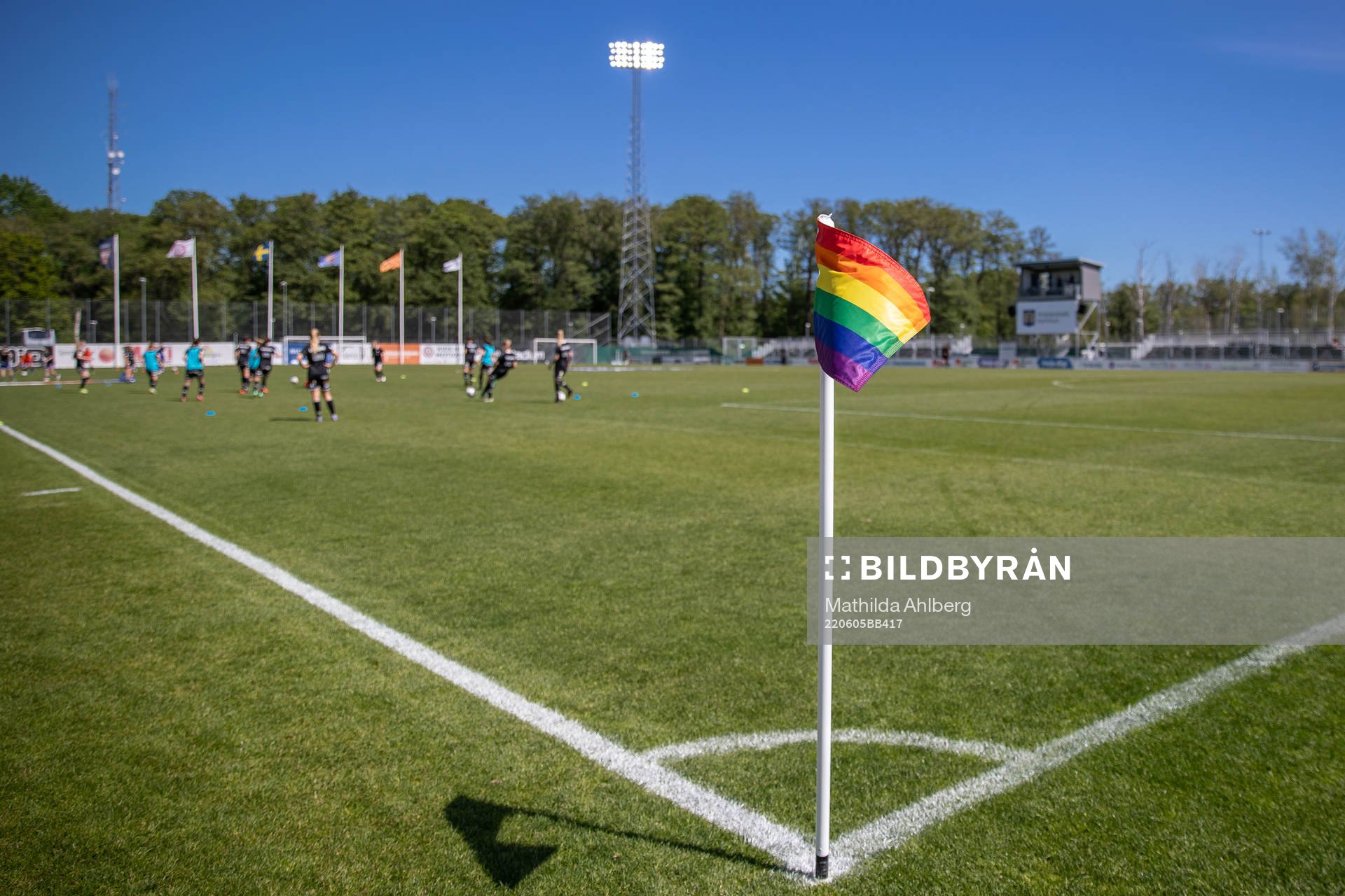 En regnbågsfärgad hörnflagga inför fotbollsmatchen i Damallsvenskan mellan Kristianstad och Örebro den 5 juni 2022 i Kristianstad.