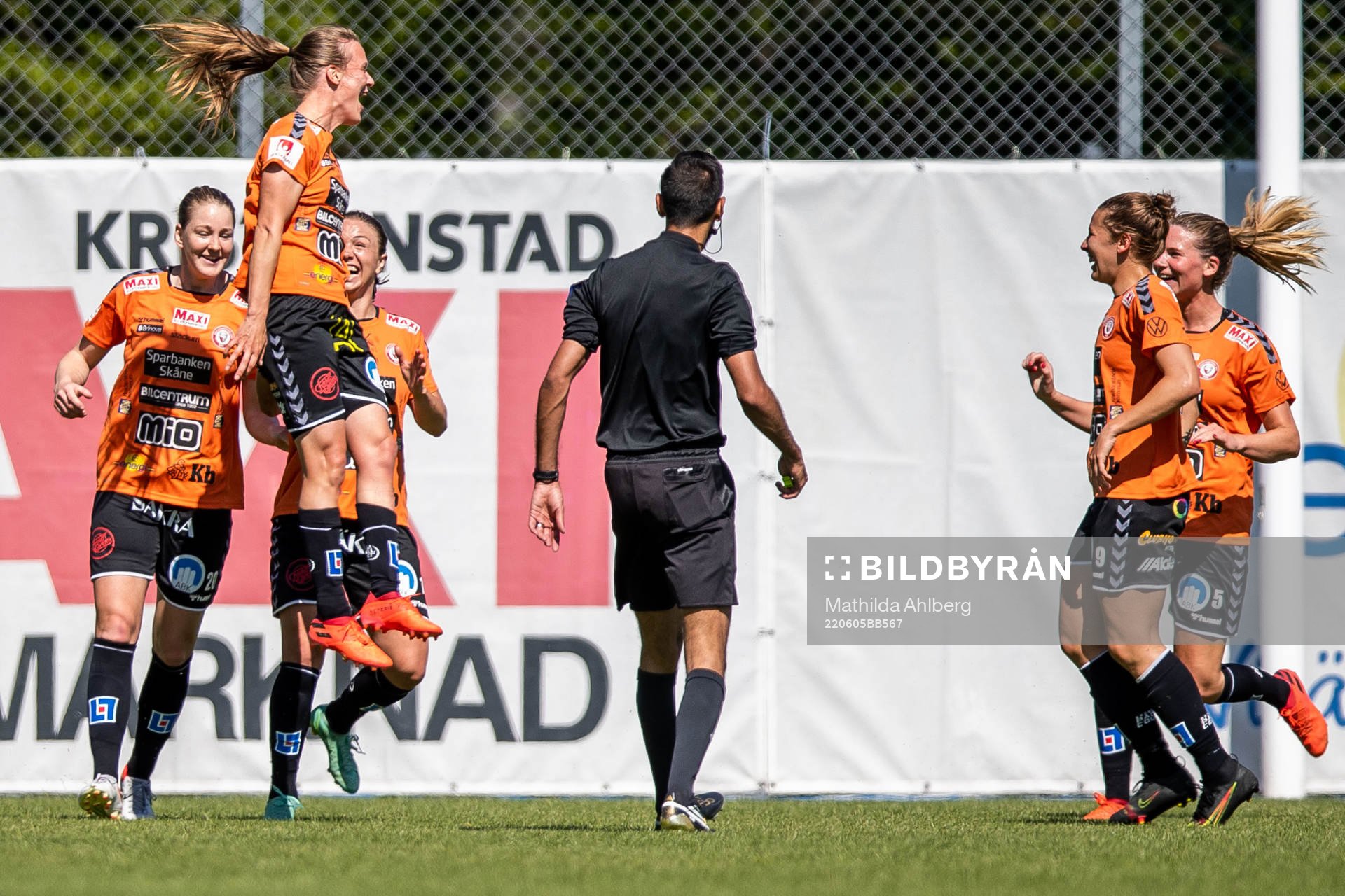 Kristianstads Michaela Wilhelmina Alida van den Bulk jublar med lagkamrater efter 1-0 under fotbollsmatchen i Damallsvenskan mellan Kristianstad och Örebro den 5 juni 2022 i Kristianstad.