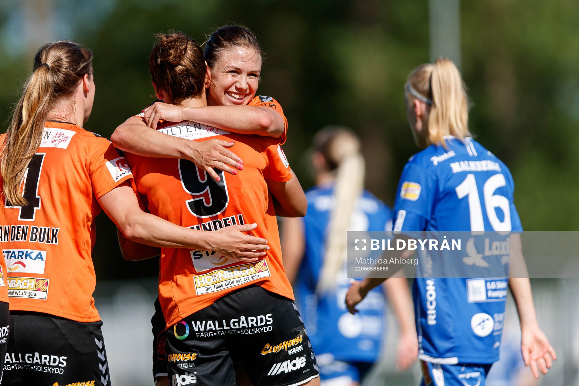 Kristianstads Delaney Baie Pridham kramar om Tabitha Tindell som gjort 3-0 under fotbollsmatchen i Damallsvenskan mellan Kristianstad och Örebro den 5 juni 2022 i Kristianstad.