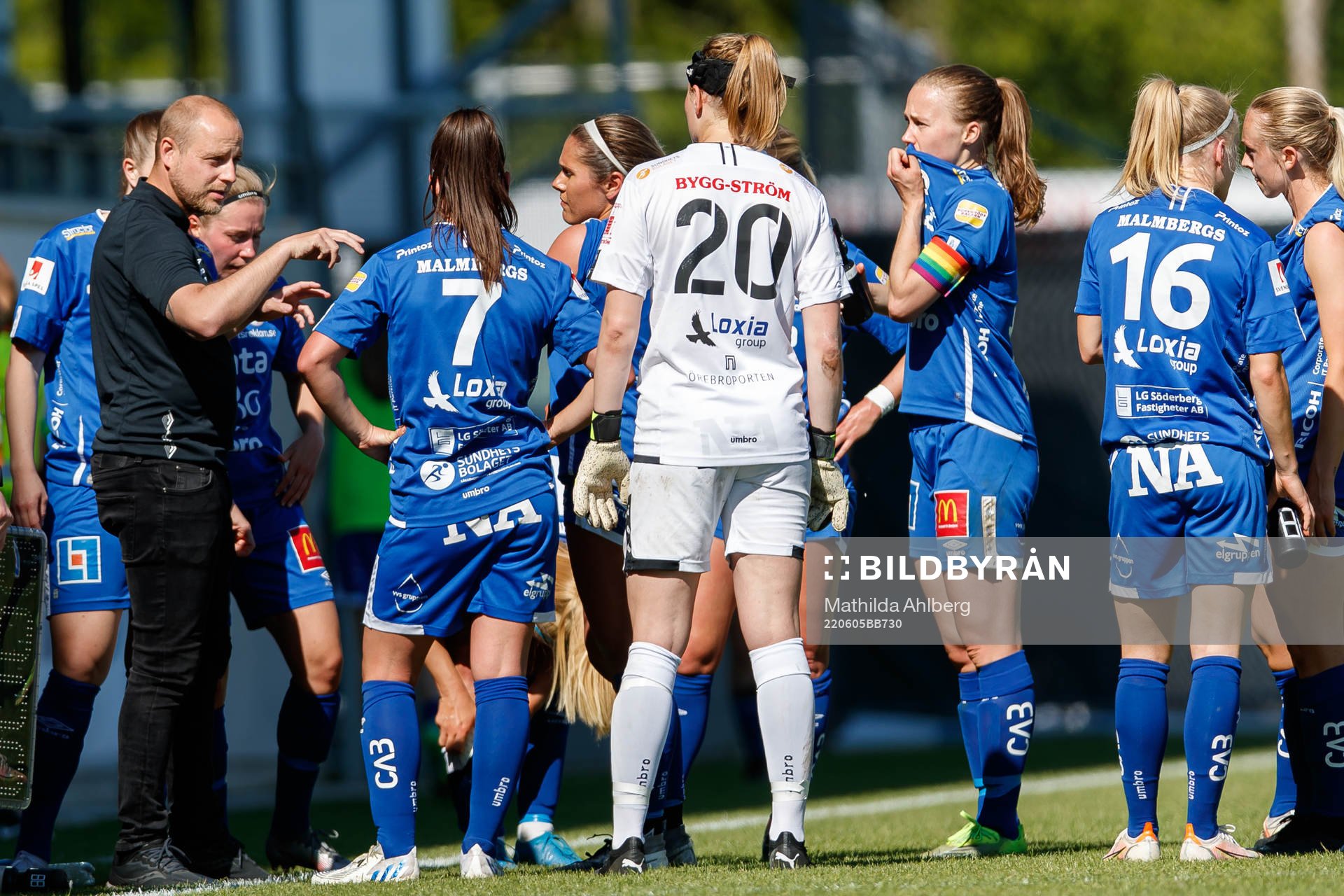 Örebros tränare Rickard Johansson pratar med spelarna