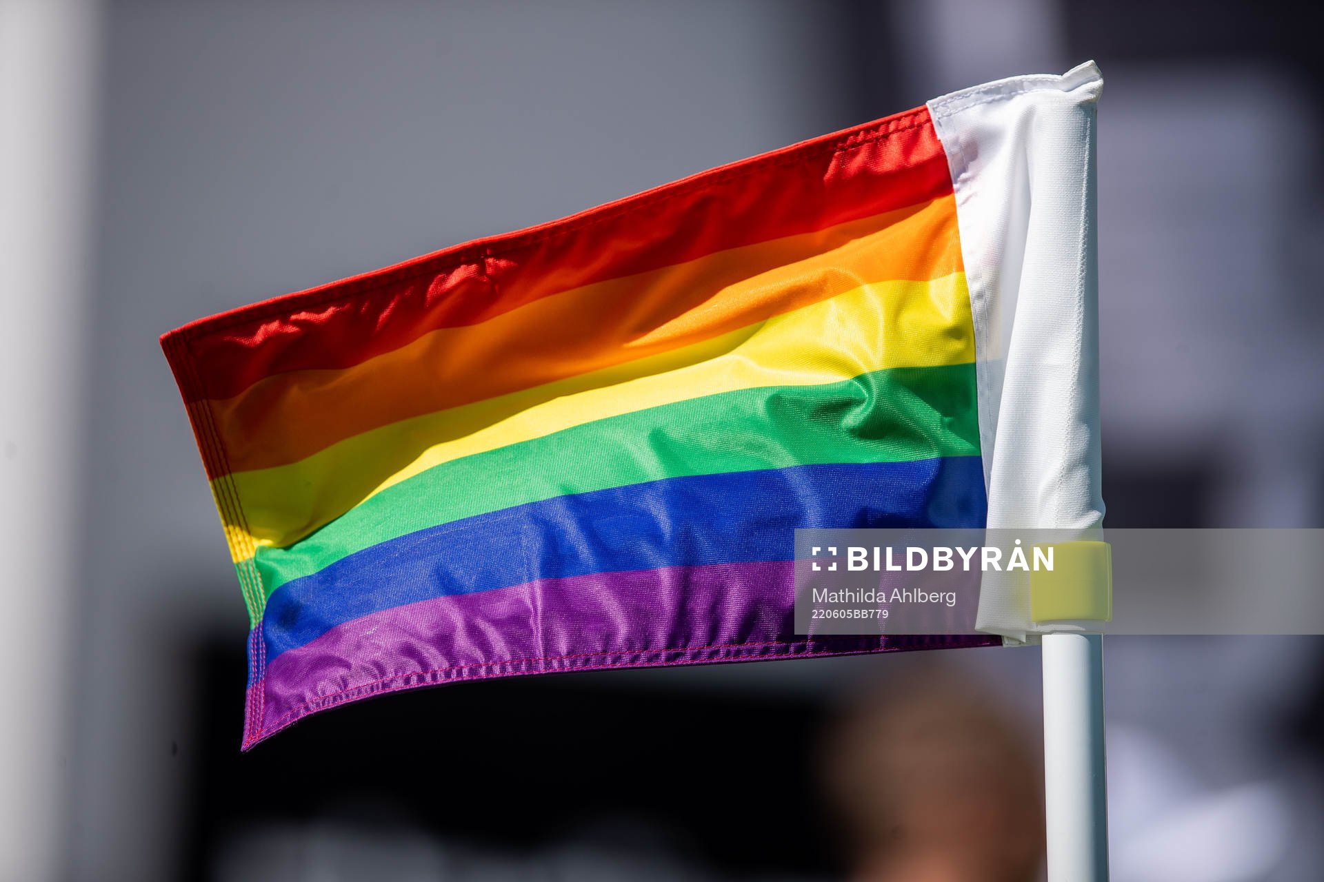 En regnbågsfärgad hörnflagga