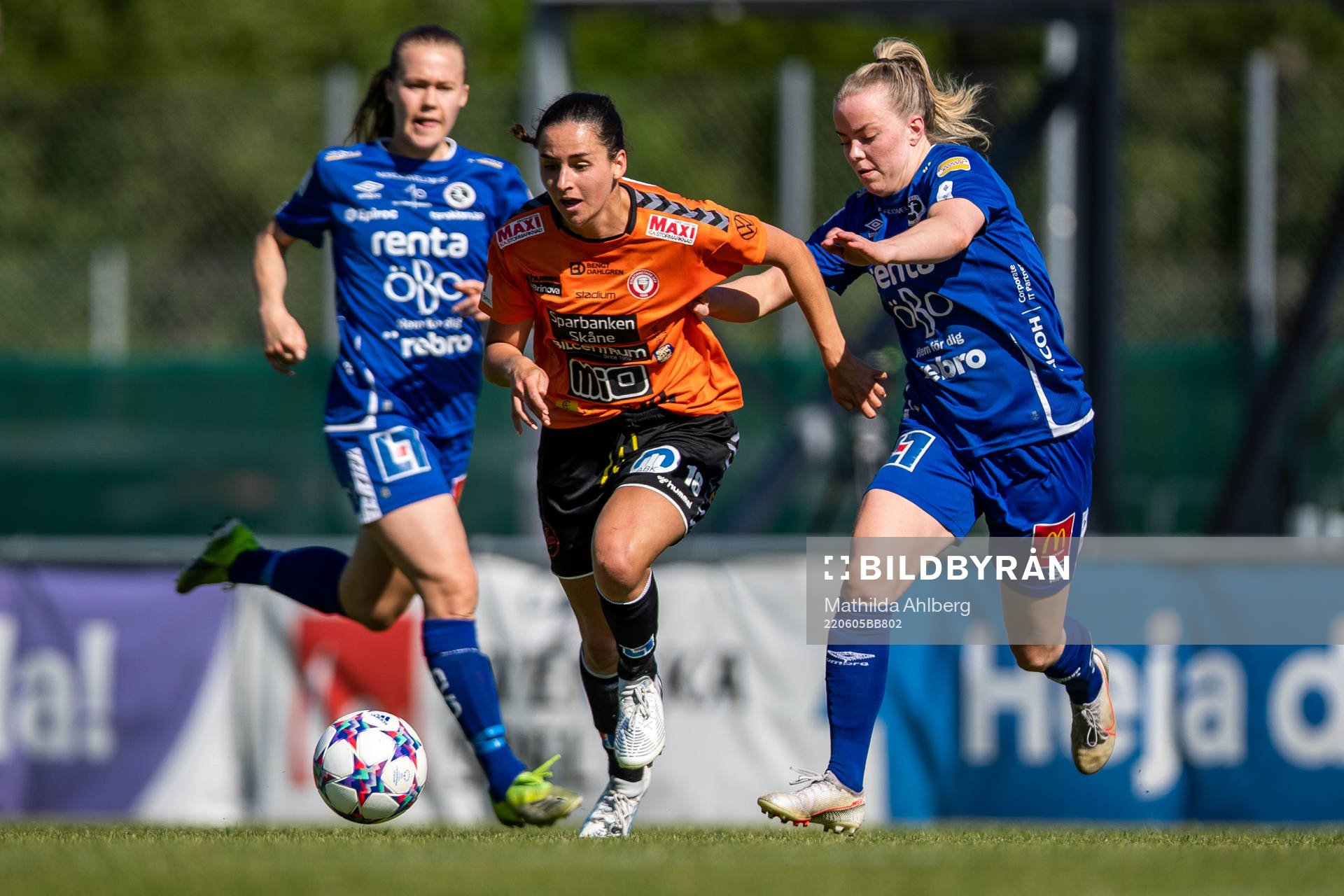 Kristianstads Evelyne Viens och Örebros Berglind Ros Augustdottir under fotbollsmatchen i Damallsvenskan mellan Kristianstad och Örebro den 5 juni 2022 i Kristianstad.