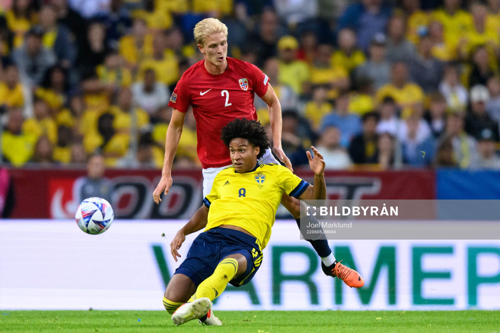 Morten Thorsby of Norway and Jens Cajuste of Sweden