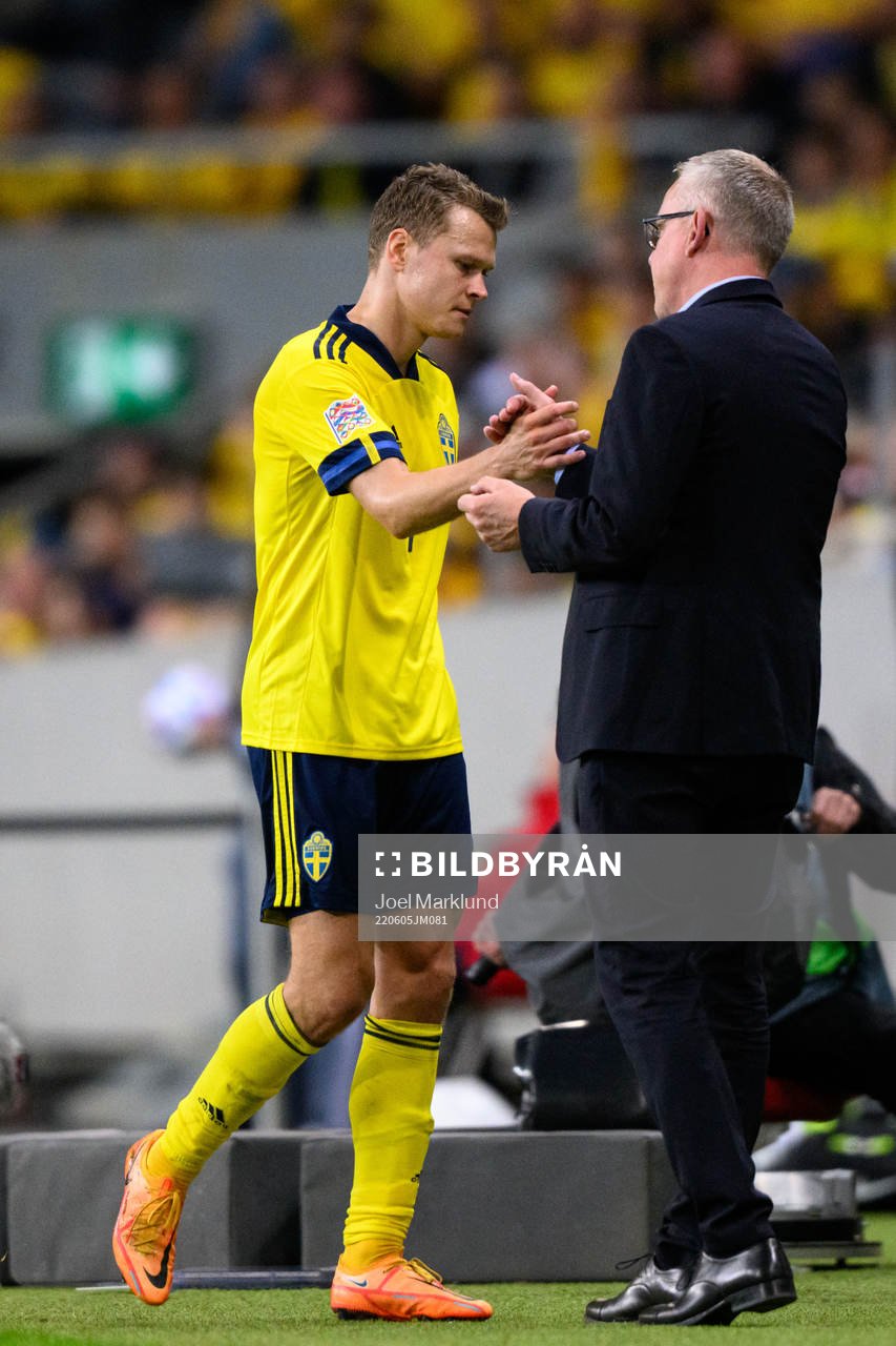 Viktor Claesson of Sweden and head coach Janne Andersson