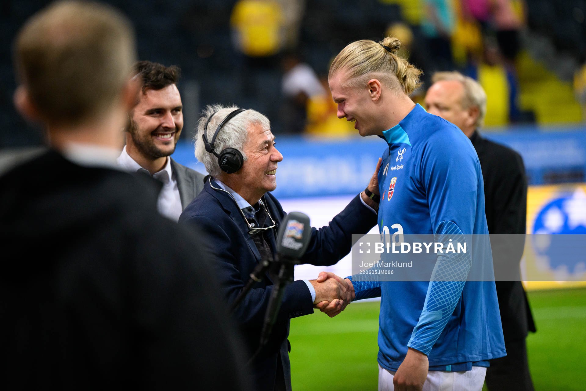 Former player and coach Egil Olsen shakes hands with Erling Braut Haaland of Norway after the Nations League football match between Sweden and Norway on June 5, 2022 in Stockholm. 
