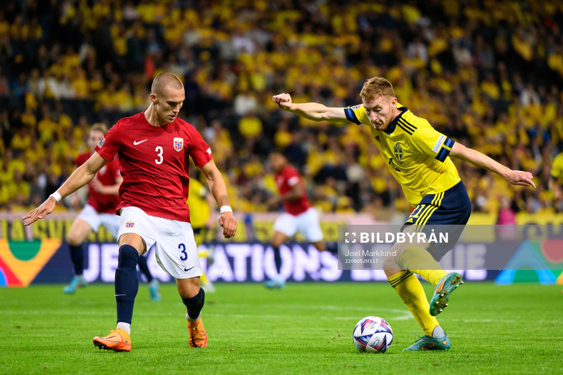 Leo Skiri Østigård of Norway and Dejan Kulusevski of