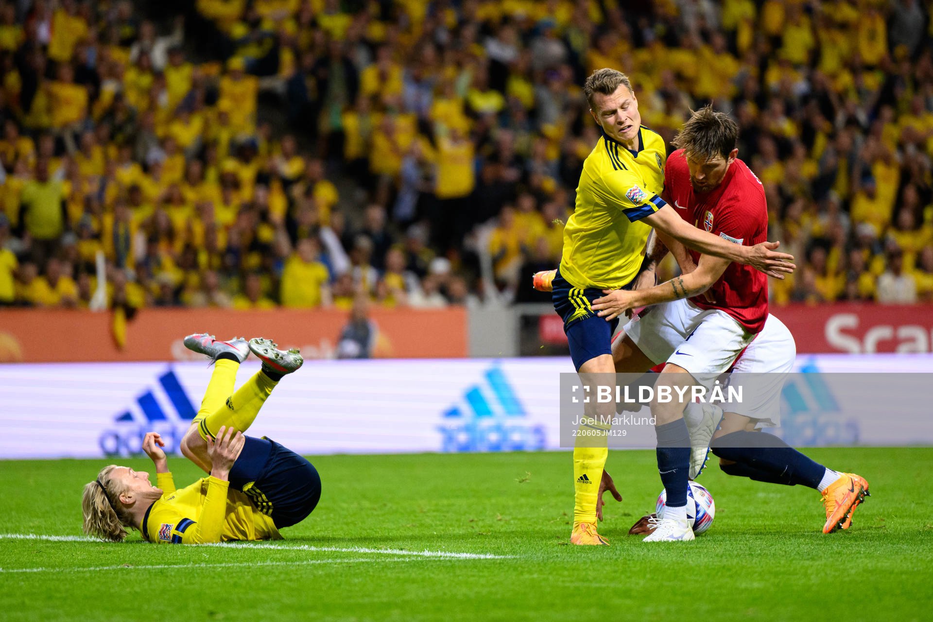 Emil Forsberg and Viktor Claesson of Sweden against Leo