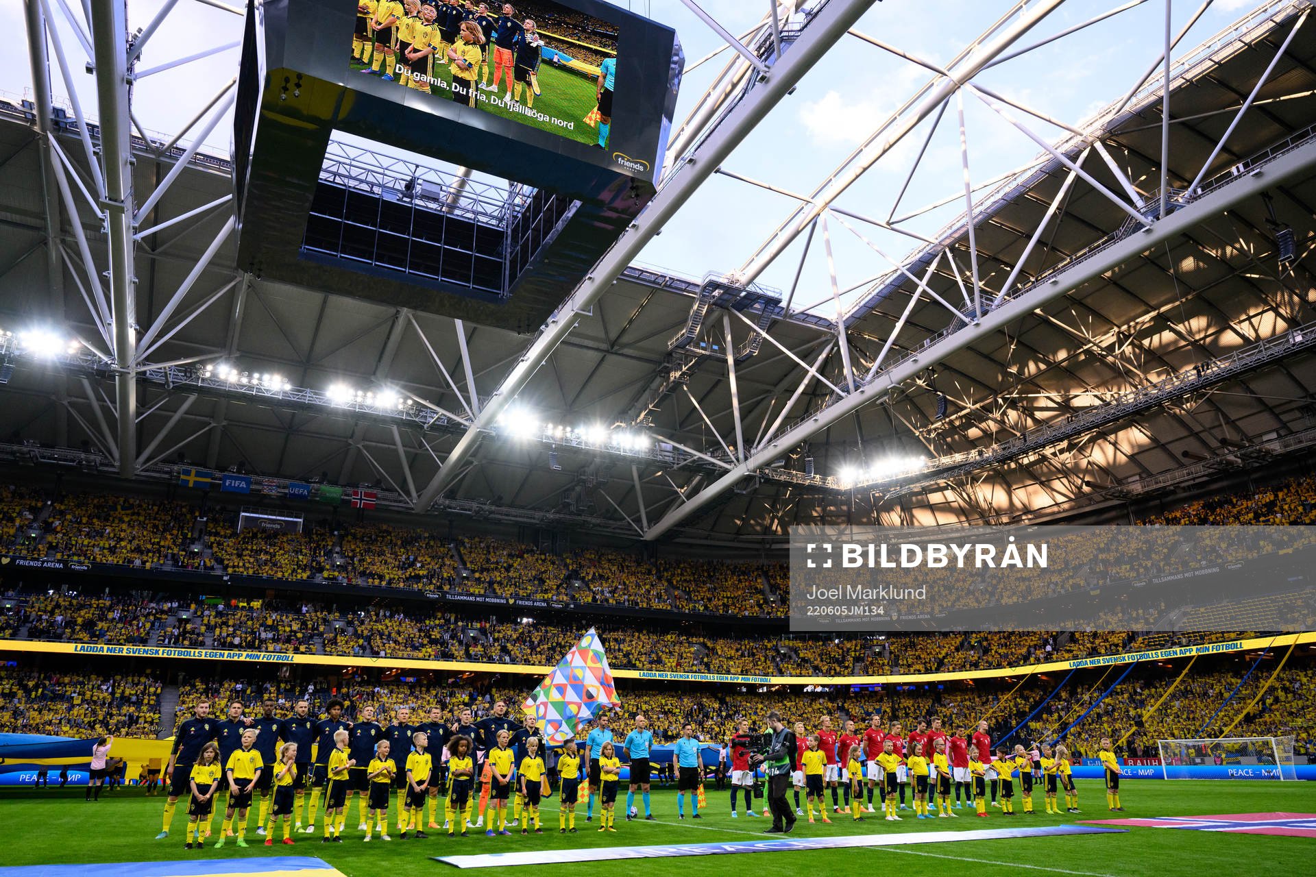 The players of Sweden and of Norway at lineup