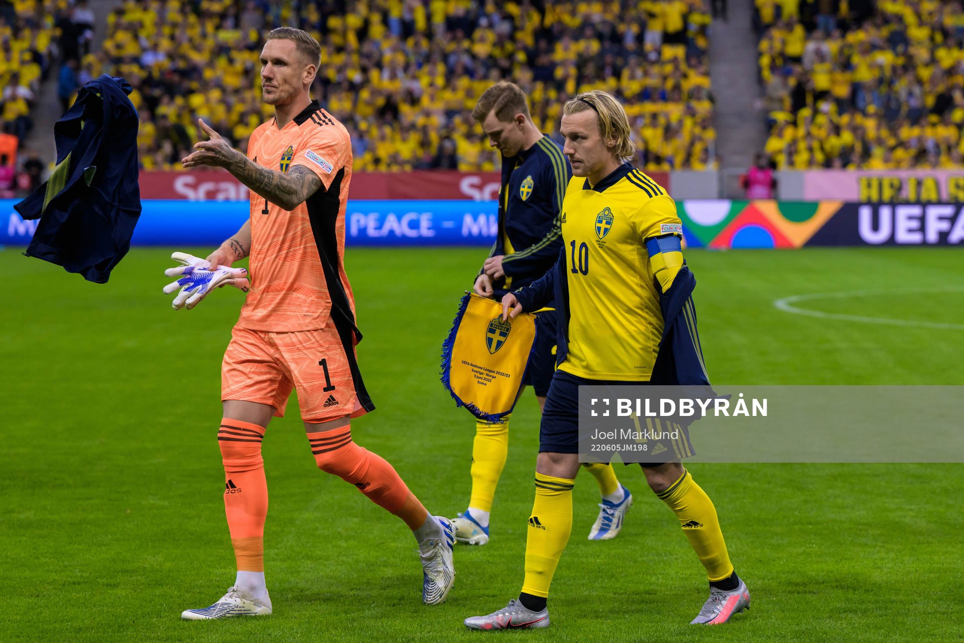 Goalkeeper Robin Olsen and Emil Forsberg of Sweden