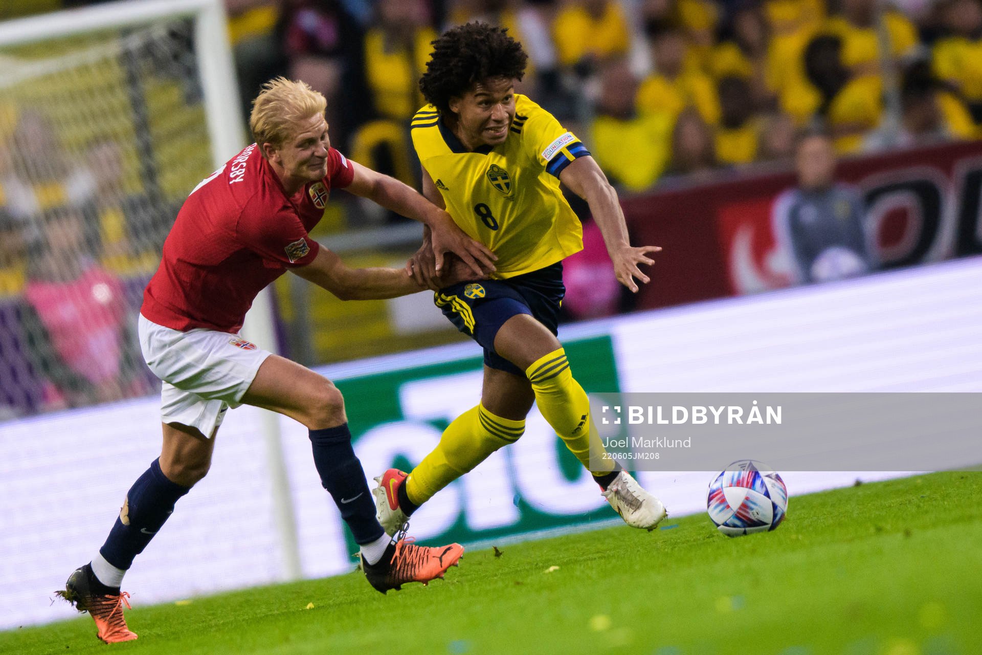 Morten Thorsby of Norway and Jens Cajuste of Sweden