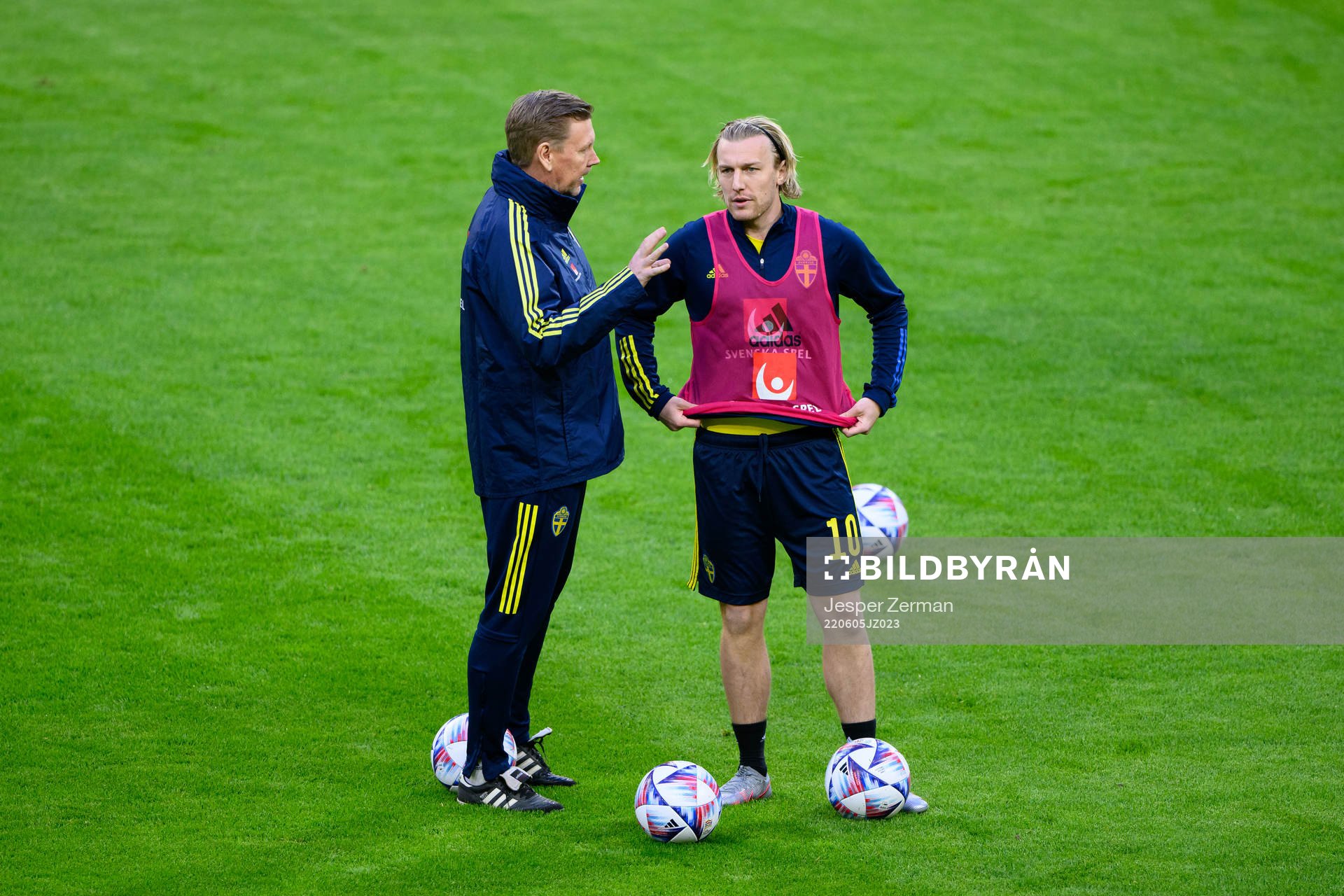 Assistant coach Peter Wettergren and Emil Forsberg of Sweden