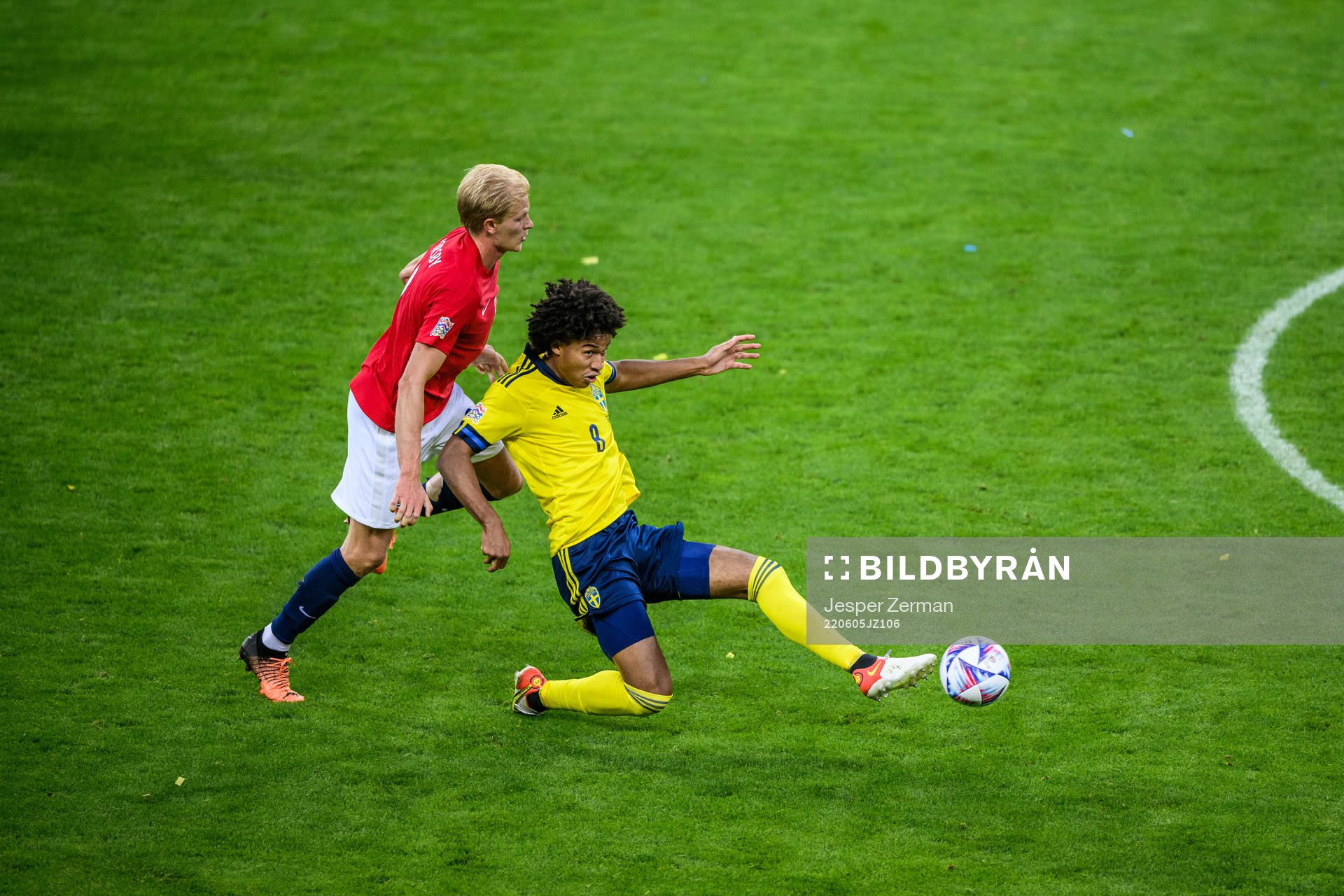 Morten Thorsby of Norway and Jens Cajuste of Sweden
