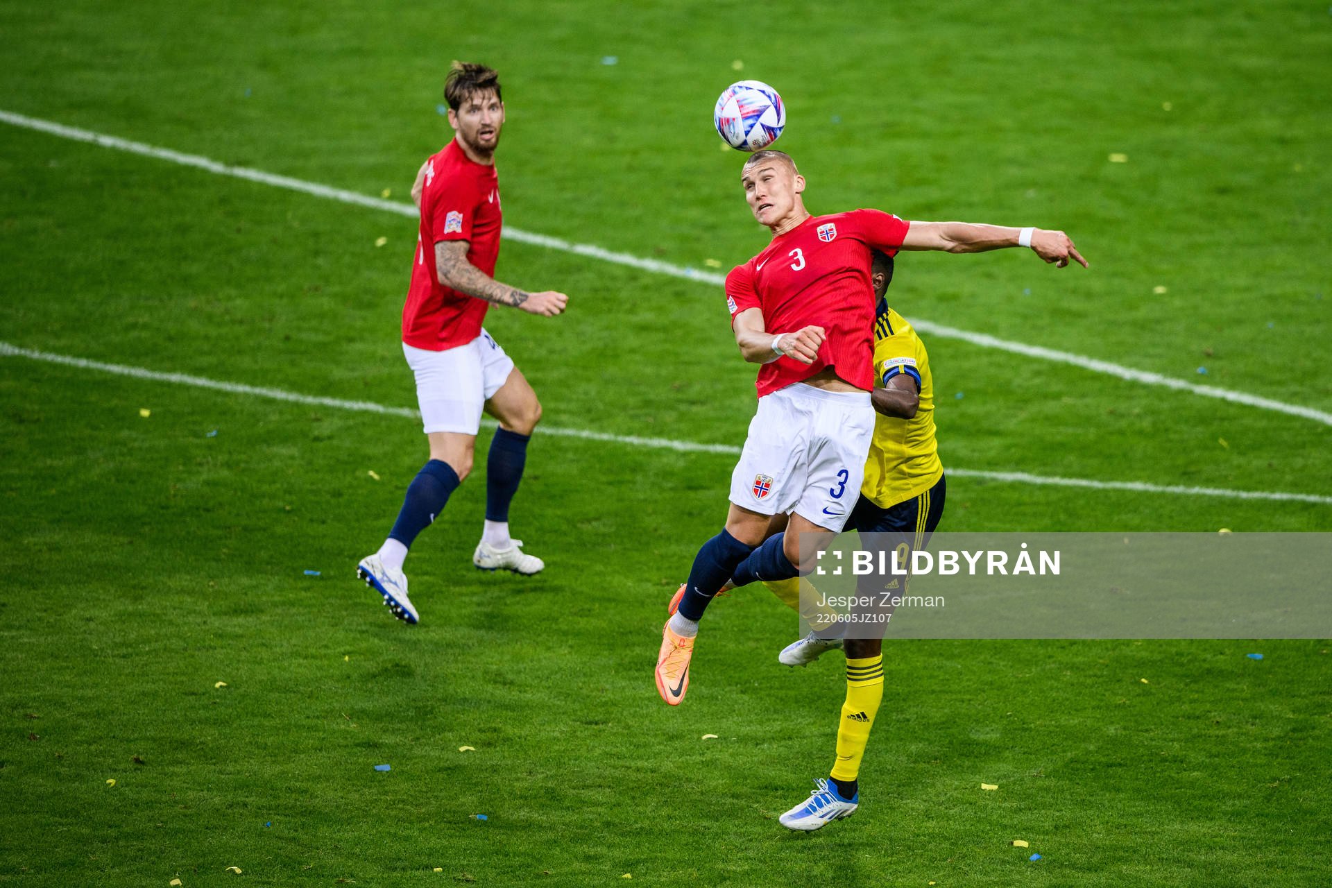 Leo Skiri Østigård of Norway and Alexander Isak of Sweden