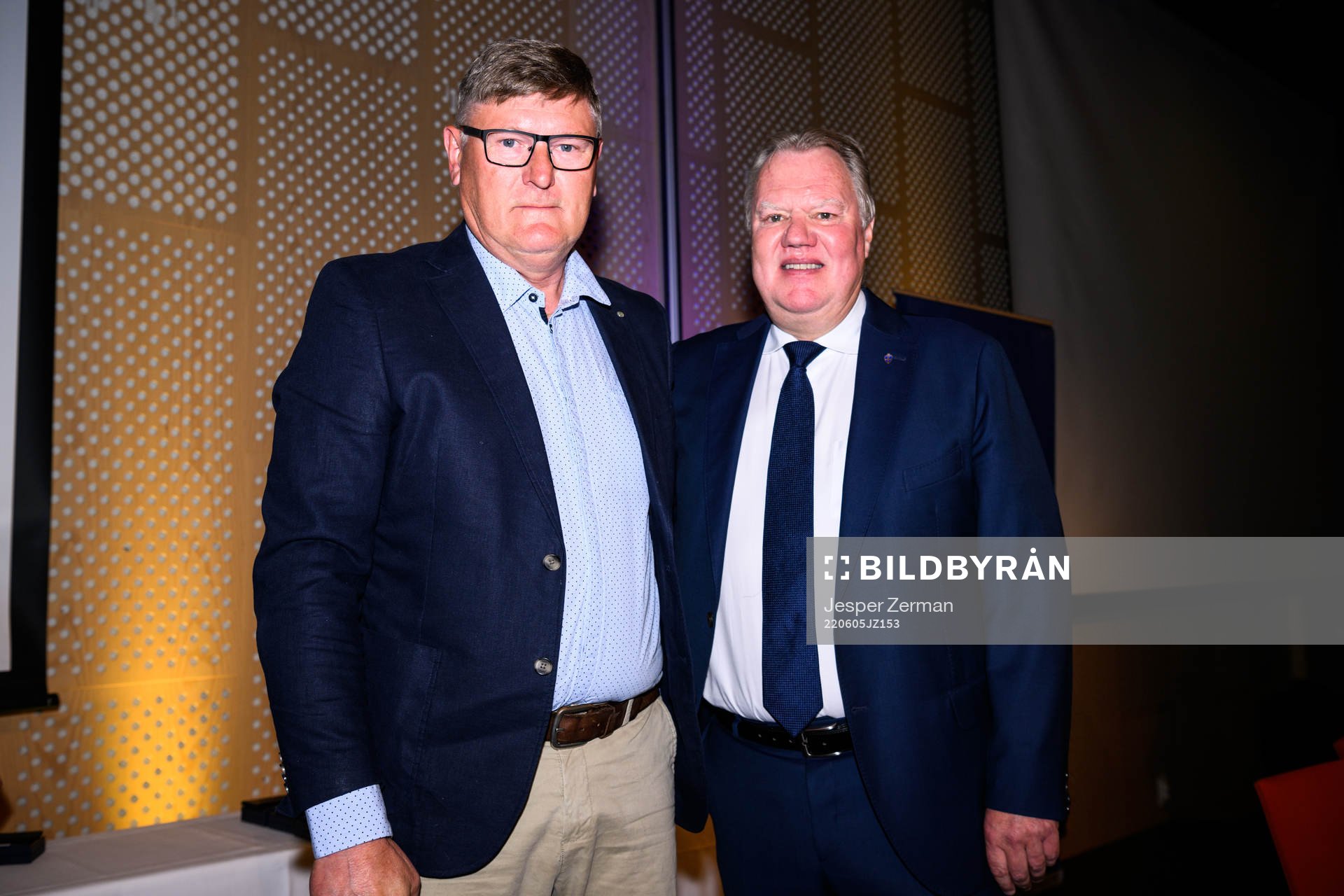 Kenneth Persson tar emot ett förtjänsttecken i guld under Svenska Fotbollsförbundets årsmöte den 5 juni 2022 i Stockholm. 