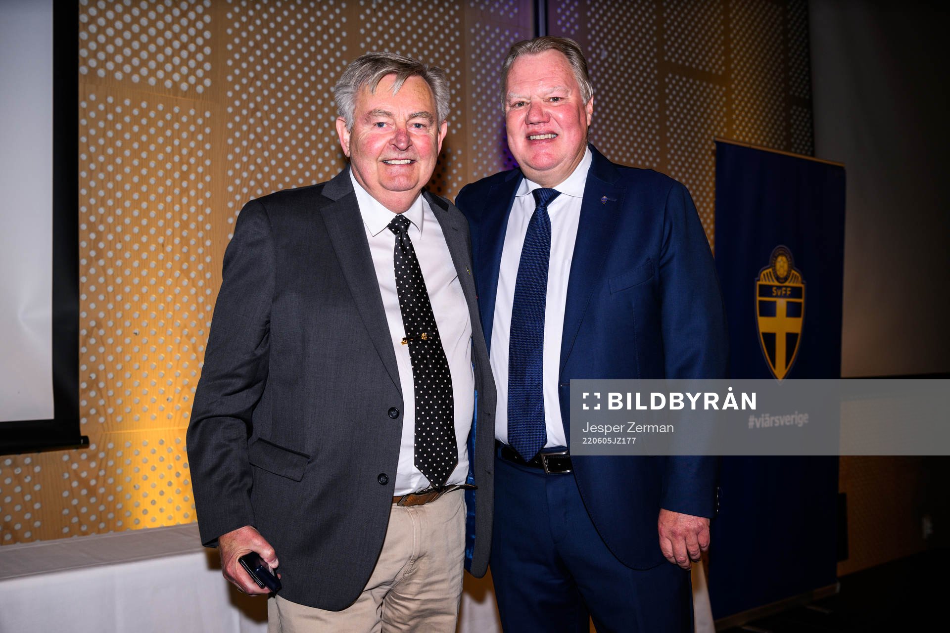 Göran Bogren ar emot ett förtjänstmärke i guld