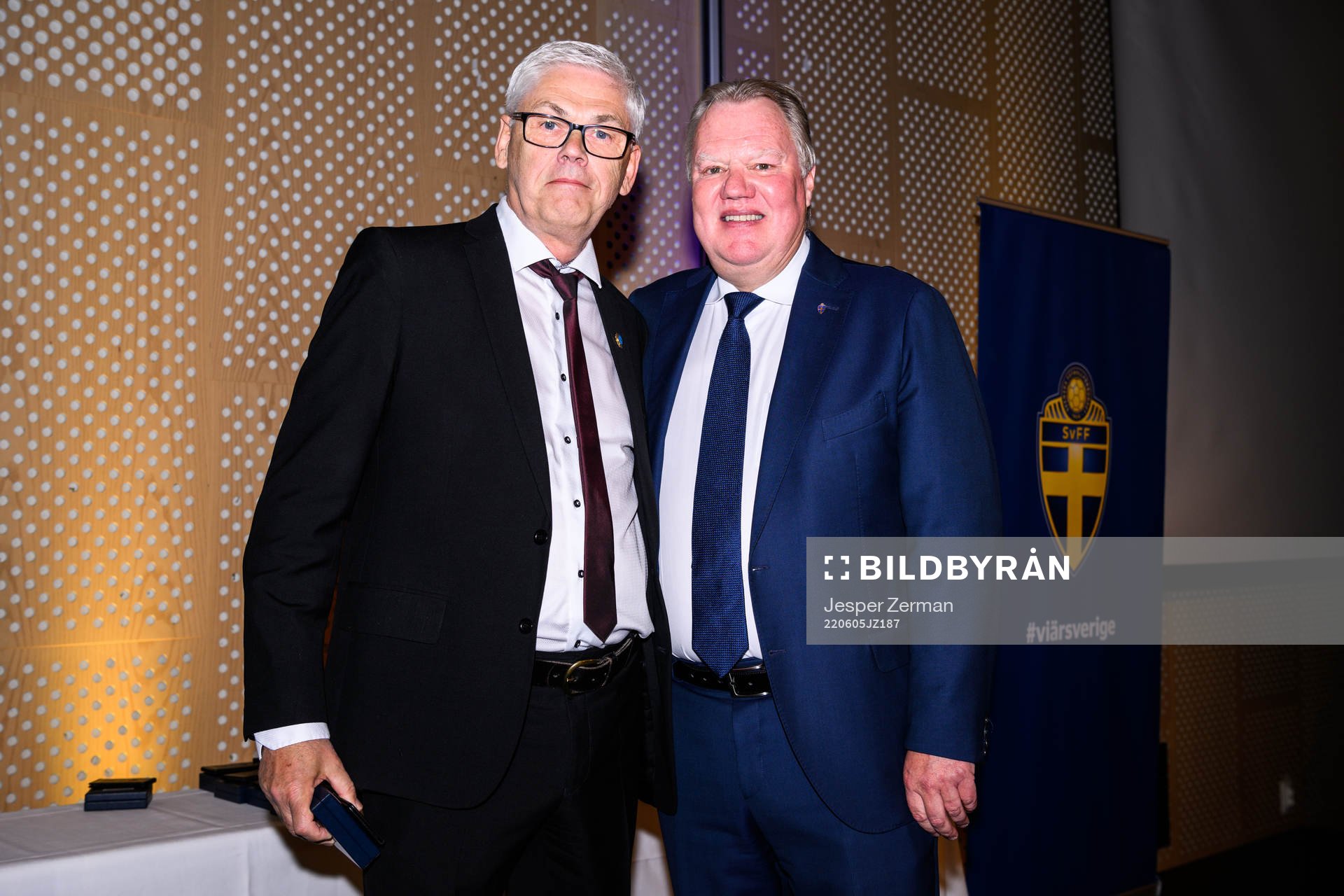 Bengt Ifvarsson tar emot ett förtjänsttecken i guld