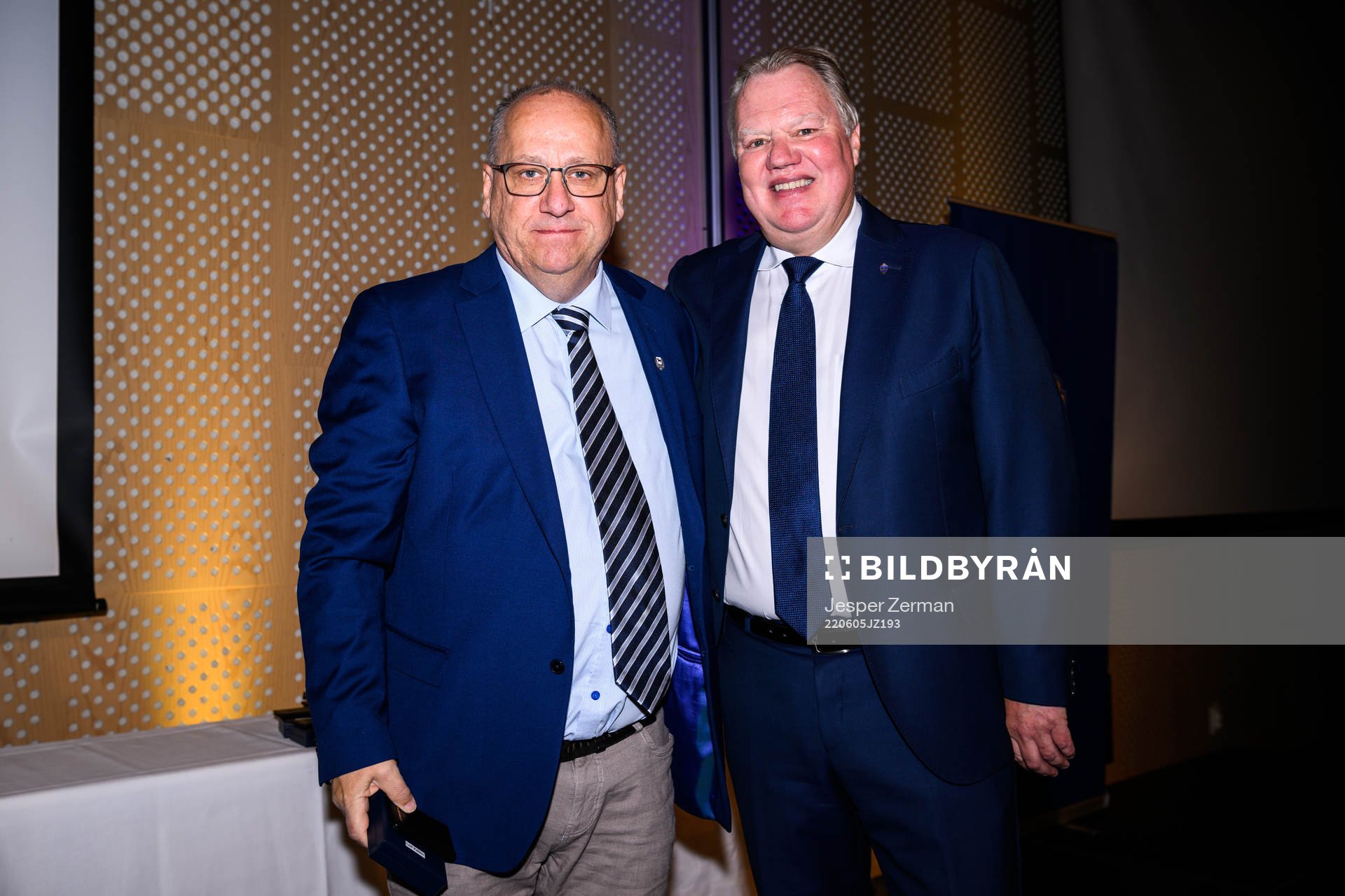 Leif Källén tar emot ett förtjänsttecken i guld