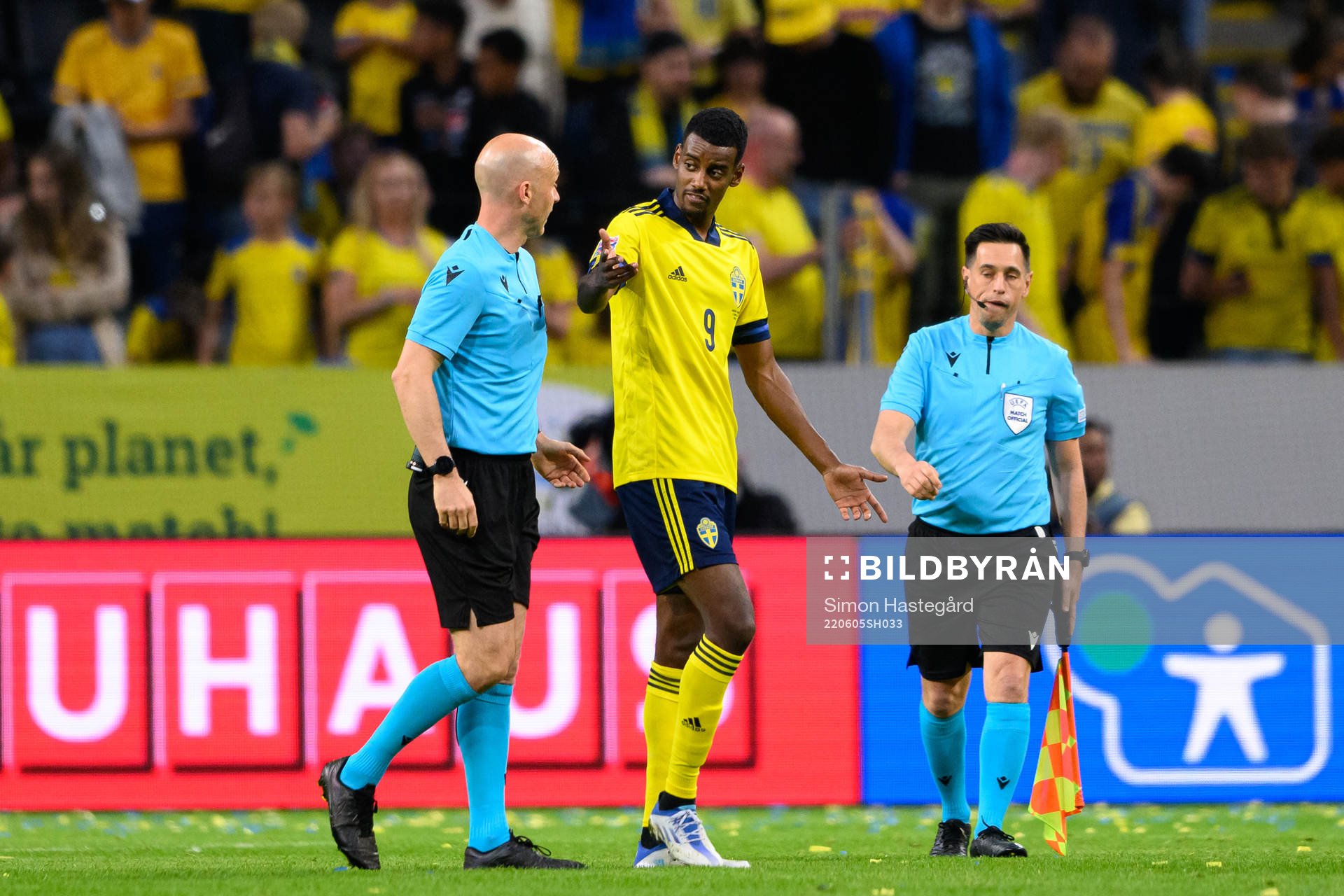 Alexander Isak of Sweden talks to referee Anthony Taylor