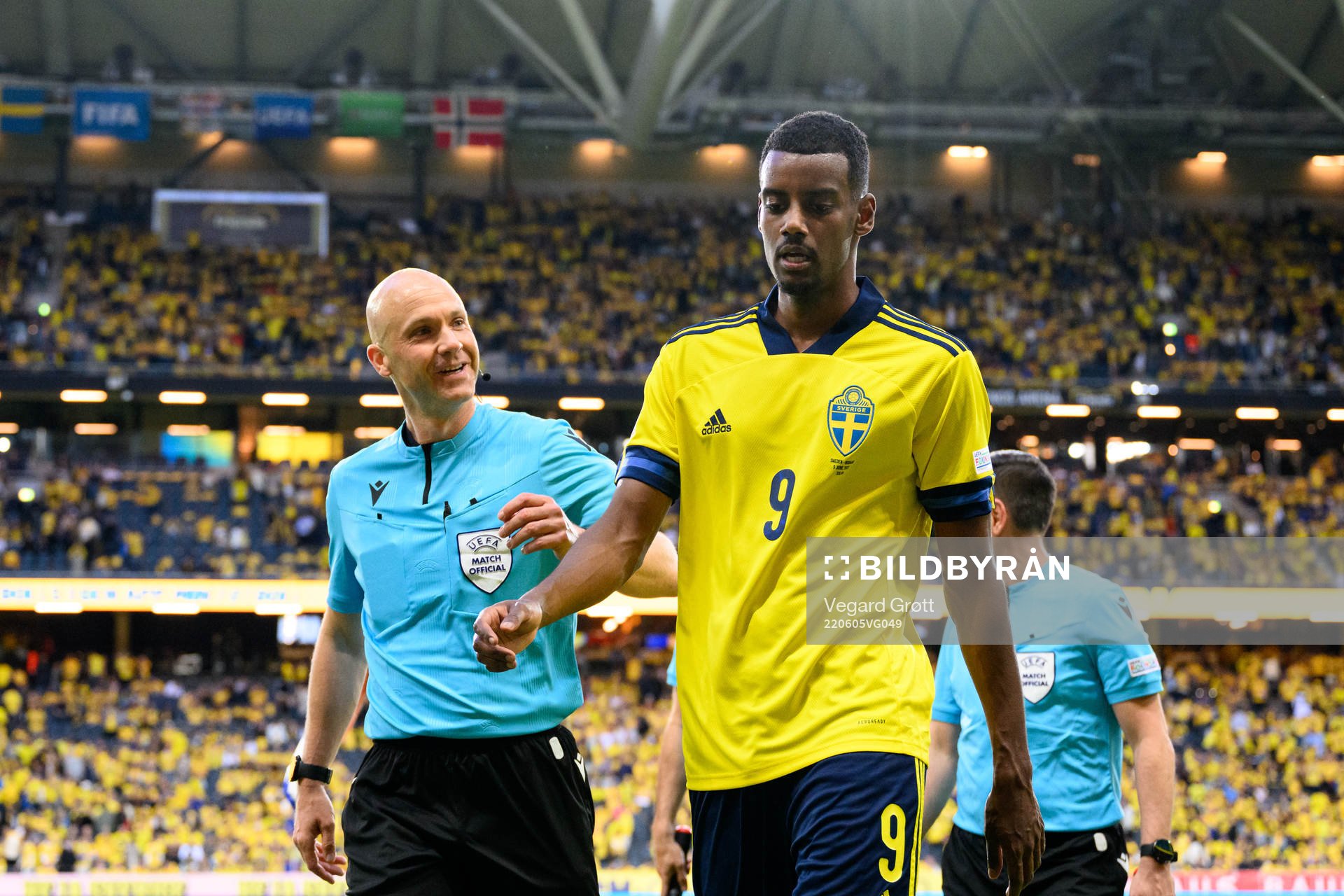 Referee Anthony Taylor and Alexander Isak of Sweden