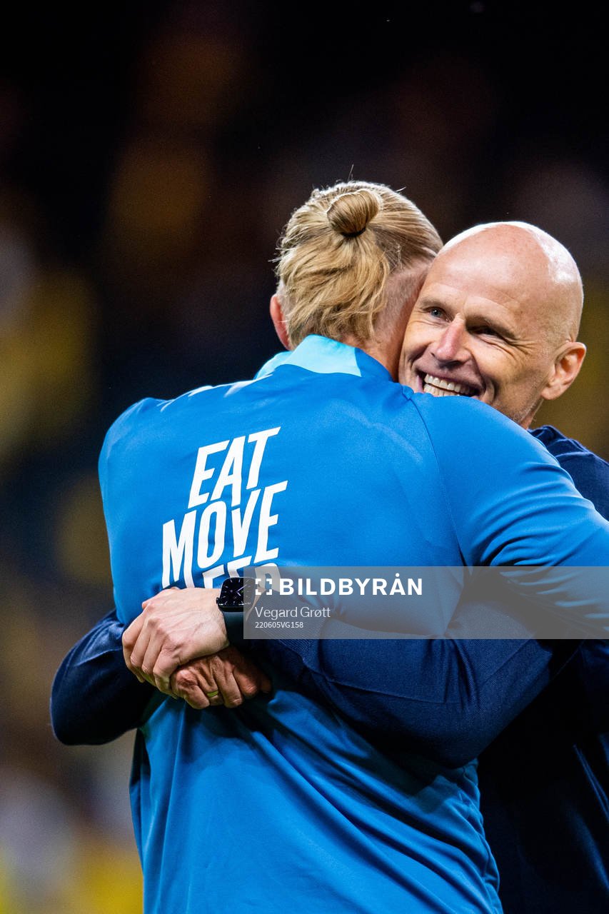 Ståle Solbakken, head coach of Norway, celebrates with Erling Braut Haaland after the Nations League football match between Sweden and Norway on June 5, 2022 in Stockholm.