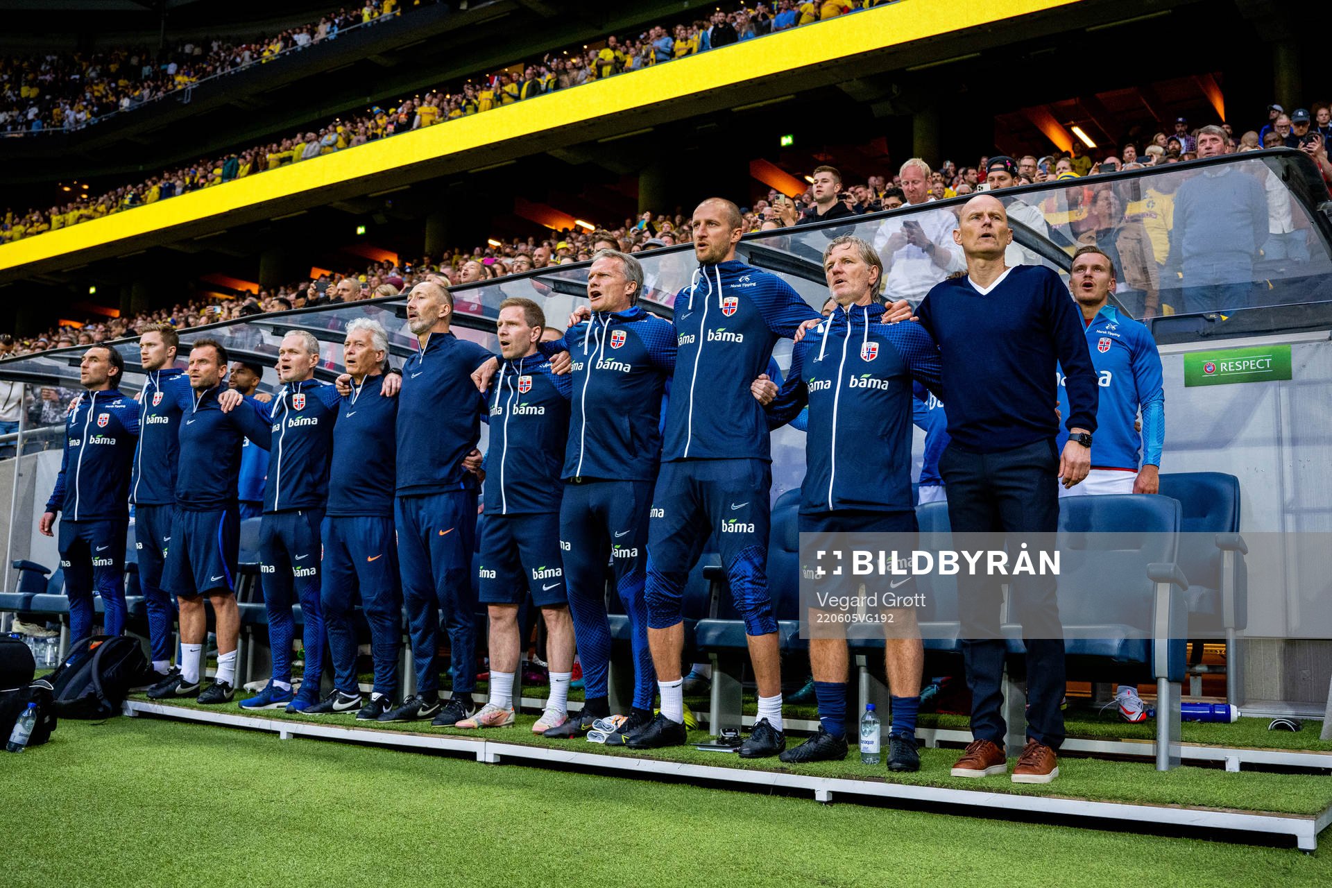 Ståle Solbakken, head coach of Norway, together with his staff ahead of the Nations League football match between Sweden and Norway on June 5, 2022 in Stockholm. From left: Sigurd Ertsås, kit manager, Pål Fjelde, tactical statistician, Thomas Ødegaard, manual therapist, Are Hokstad, team manager, Ola Sand, doctor, Leif Arne Lystad, manual therapist, Bjørn Vidar Stenersen, fitness coach, Frode Grodås, goalkeeper coach, Brede Hangeland, player manager, and Kent Bergersen, assistant coach.