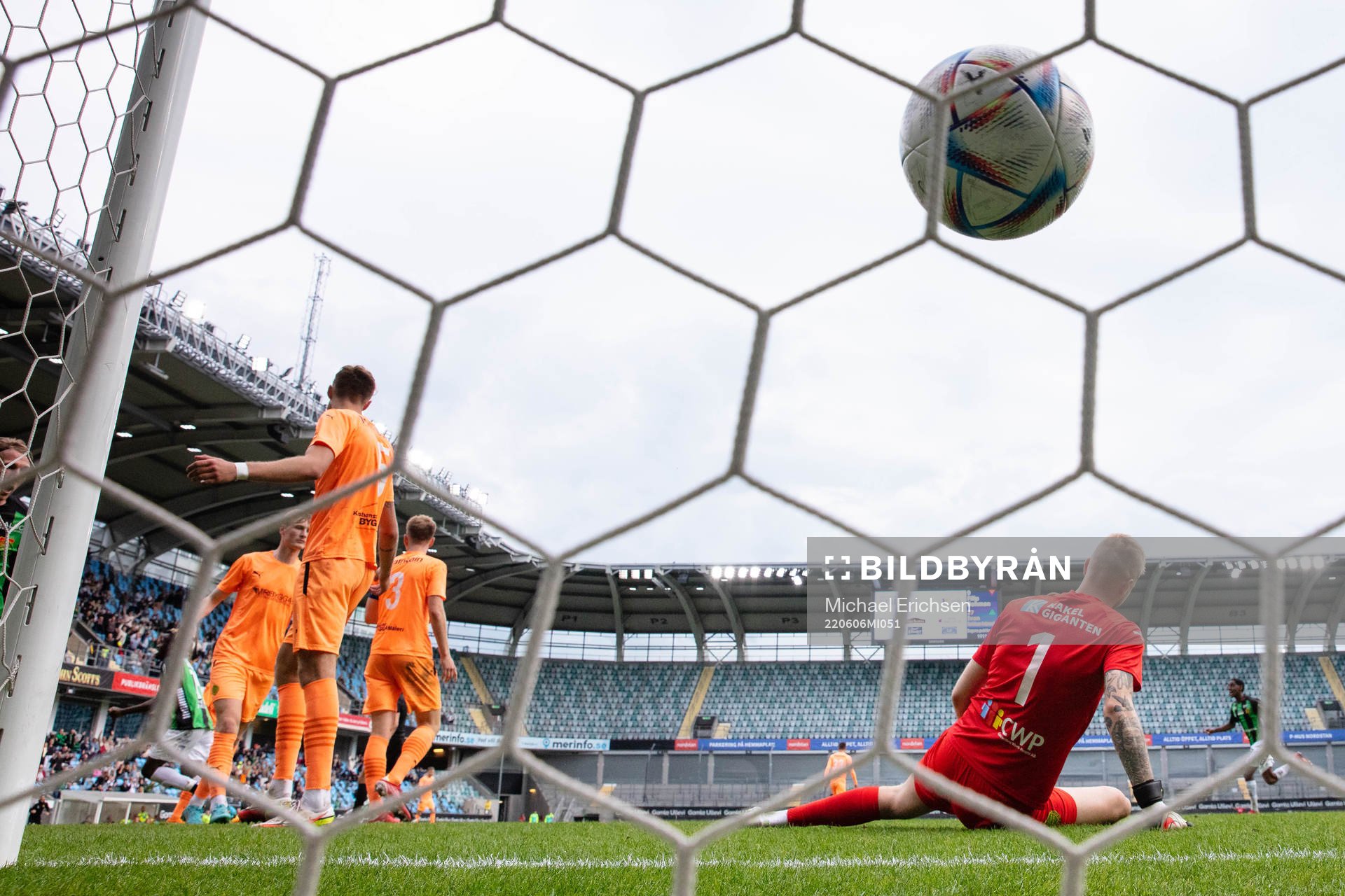 GAIS Axel Henriksson (ej i bild) skjuter 2-2