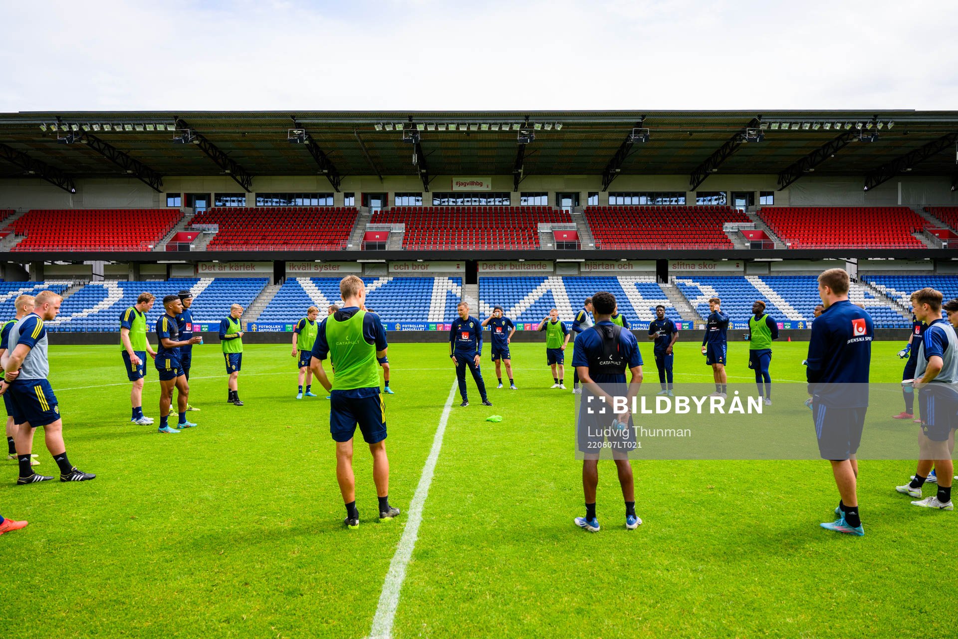 Players gather around head coach Andreas Pettersson