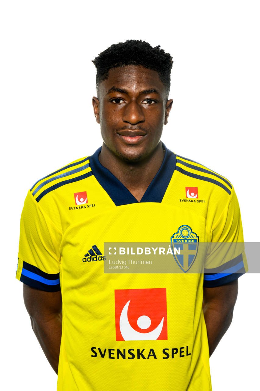 Josafat Mendes poserar för ett porträtt under en porträttfotografering med Sverige den 7 juni 2022 i Helsingborg. 