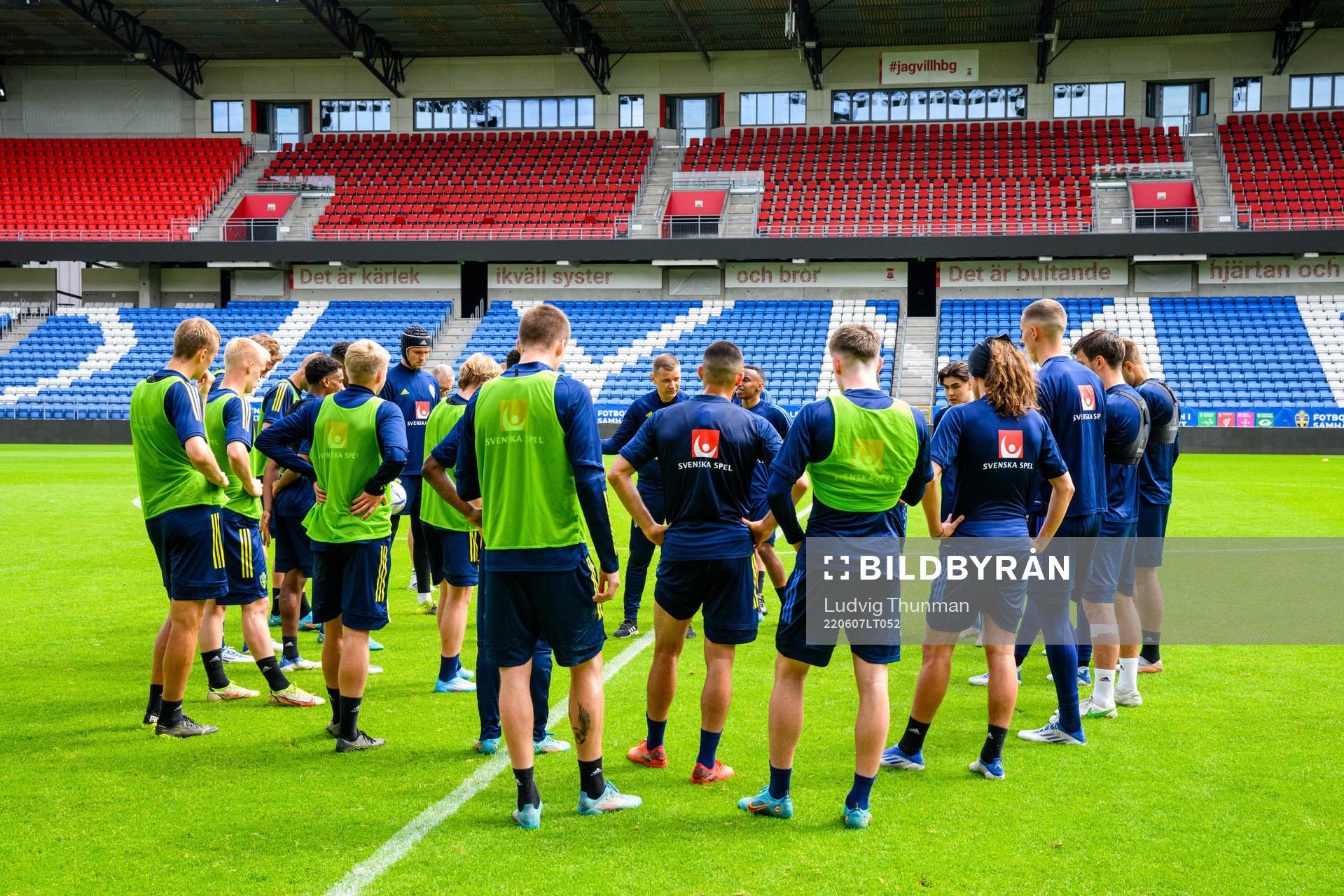 Players gather around head coach Andreas Pettersson