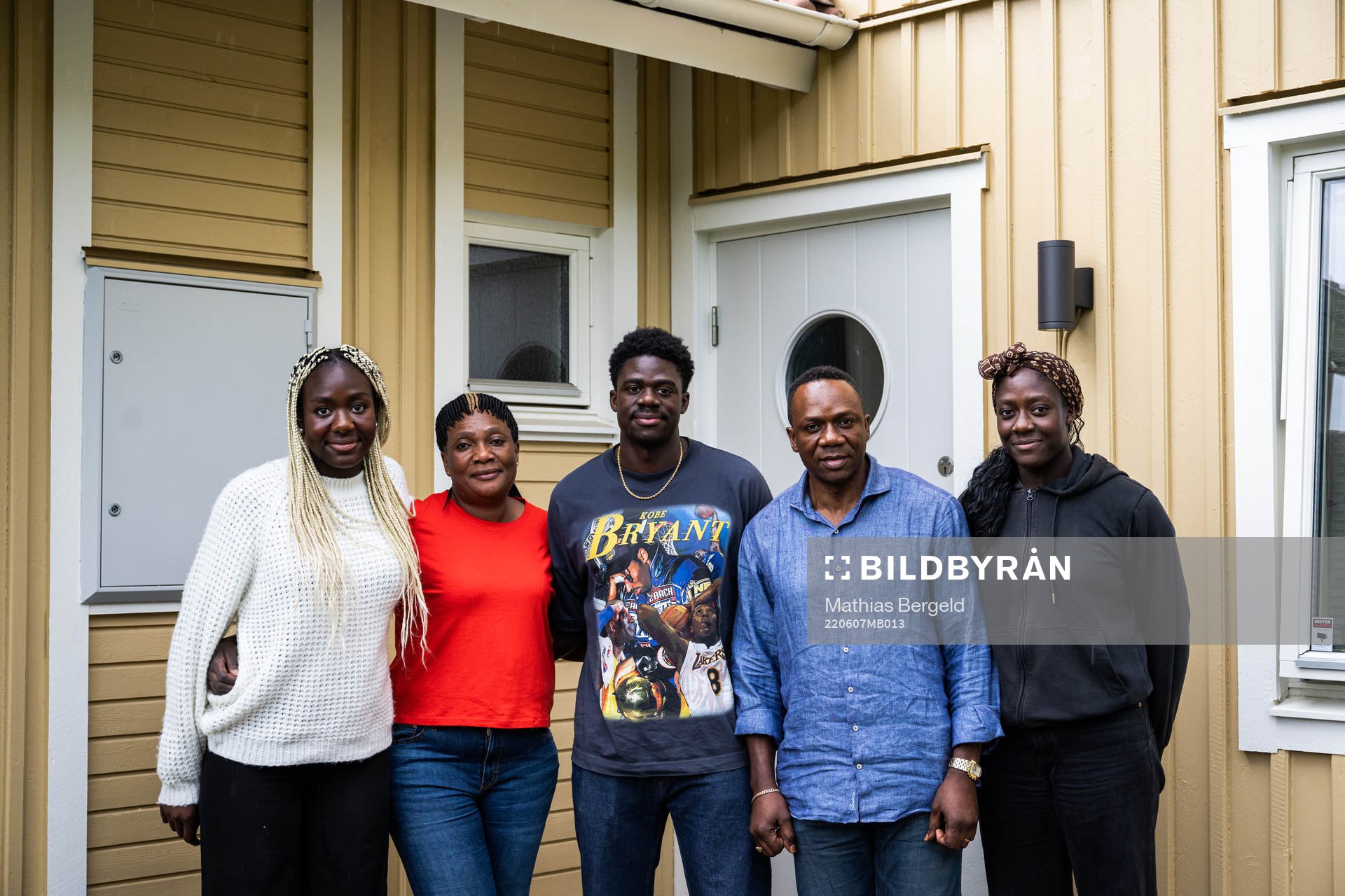 Ketsia, Marie, Joel, Jonathan och Charité Mumbongo under en fotografering den 7 juni 2022 i Nödinge. 