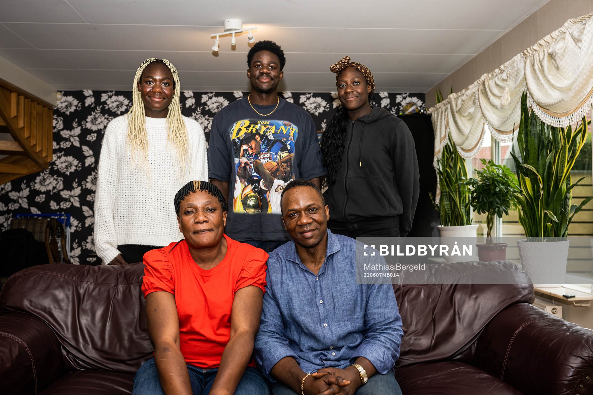 Ketsia, Joel, Charité, Marie och Jonathan Mumbongo under en fotografering den 7 juni 2022 i Nödinge. 