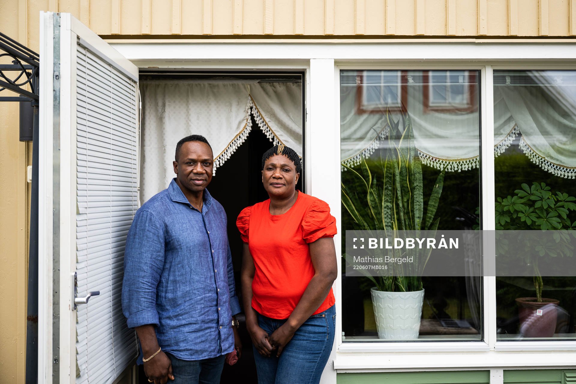 Jonathan och Marie Mumbongo under en fotografering den 7 juni 2022 i Nödinge. 