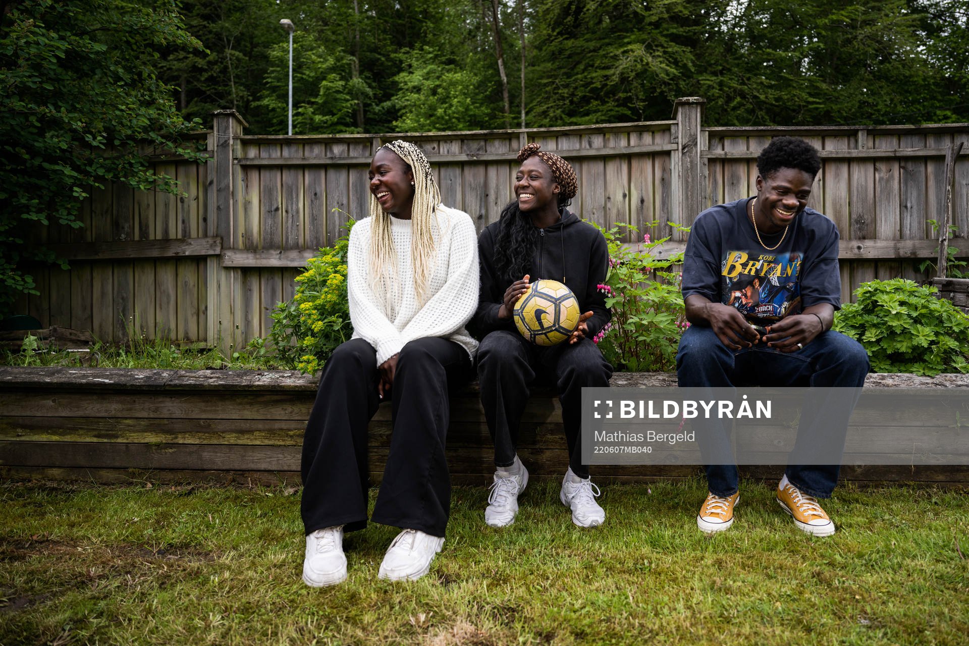 Ketsia, Charité och Joel Mumbongo under en fotografering den 7 juni 2022 i Nödinge. 