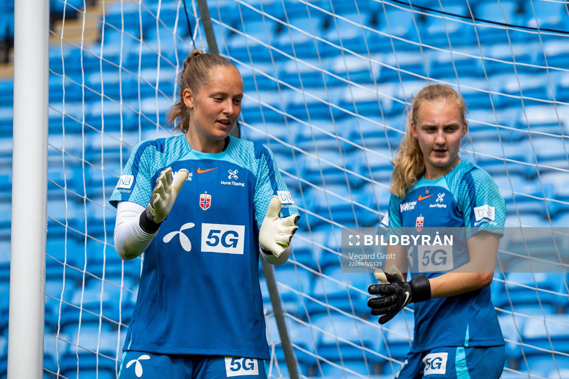 Goalkeeper Aurora Mikalsen and goalkeeper Sunniva Skoglund