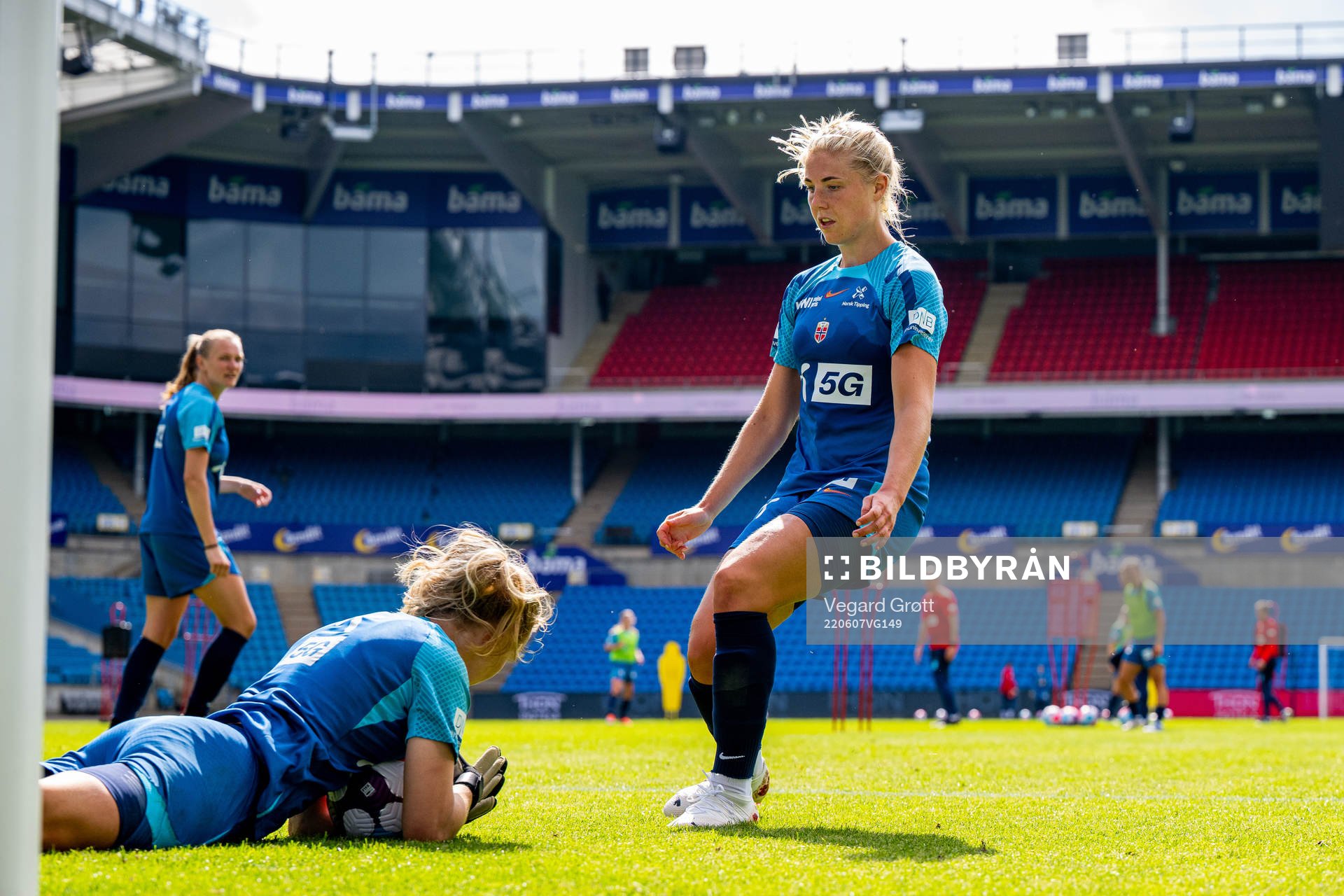 Goalkeeper Sunniva Skoglund and Sophie Román Haug of the