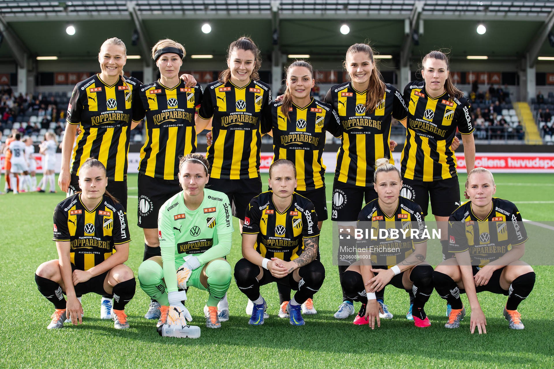 Häckens startelva uppe fr.v. Stine Larsen, Luna Nørgaard