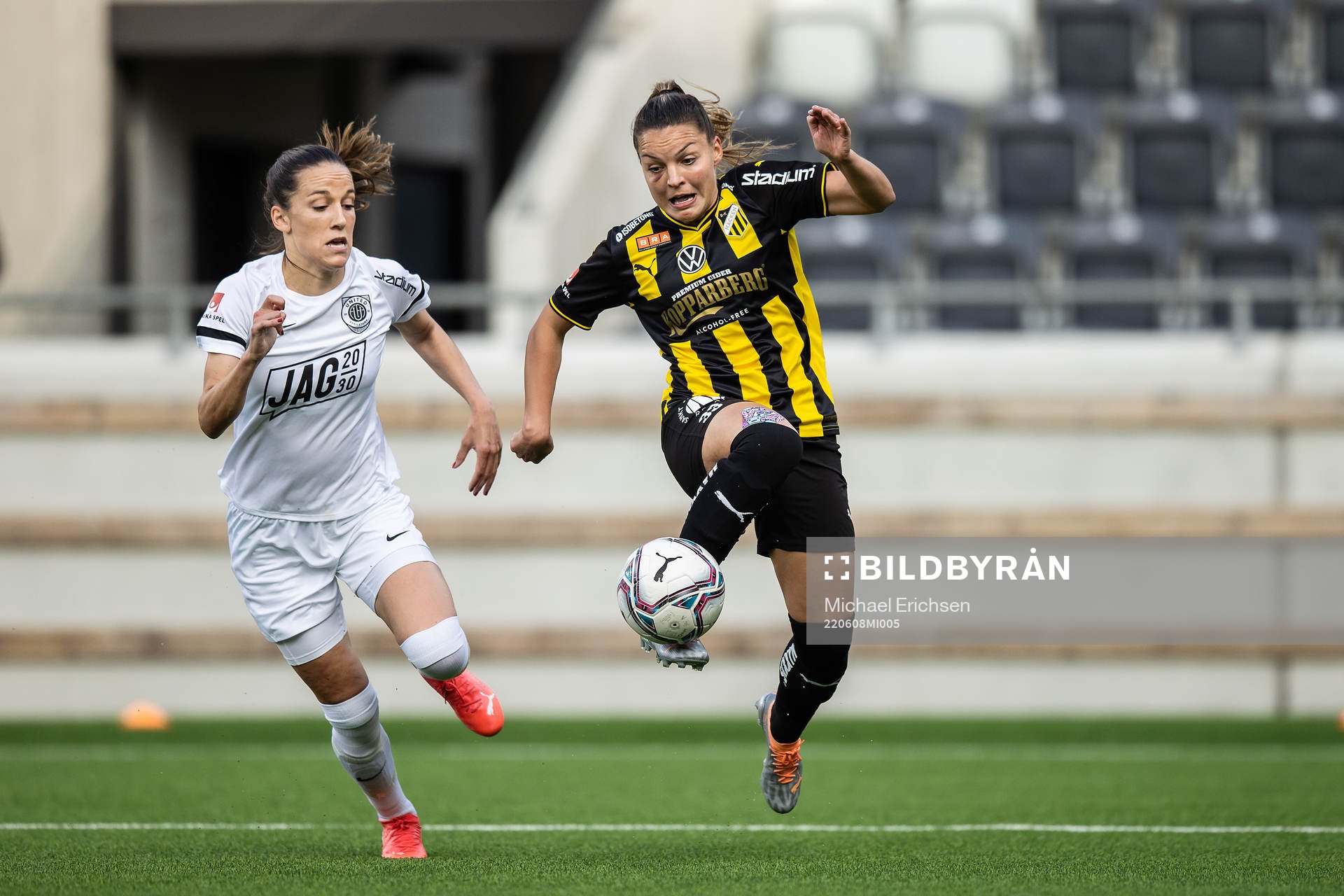 Eskilstuna Uniteds Anna Oskarsson och Häckens Johanna Rytting Kaneryd under fotbollsmatchen i Damallsvenskan mellan Häcken och Eskilstuna United den 8 juni 2022 i Göteborg.