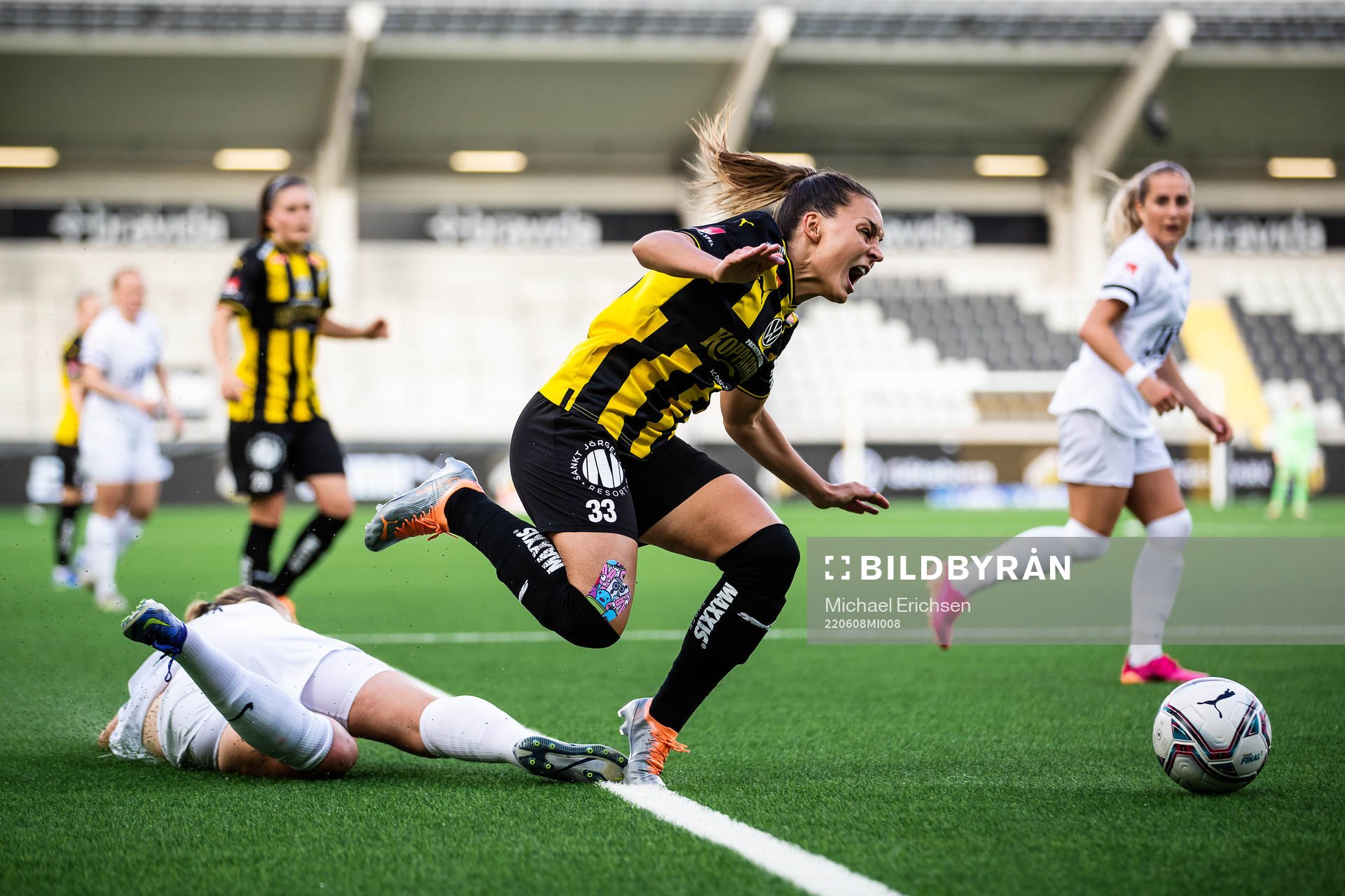 Eskilstuna Uniteds Elise Stenevik fäller Häckens Johanna