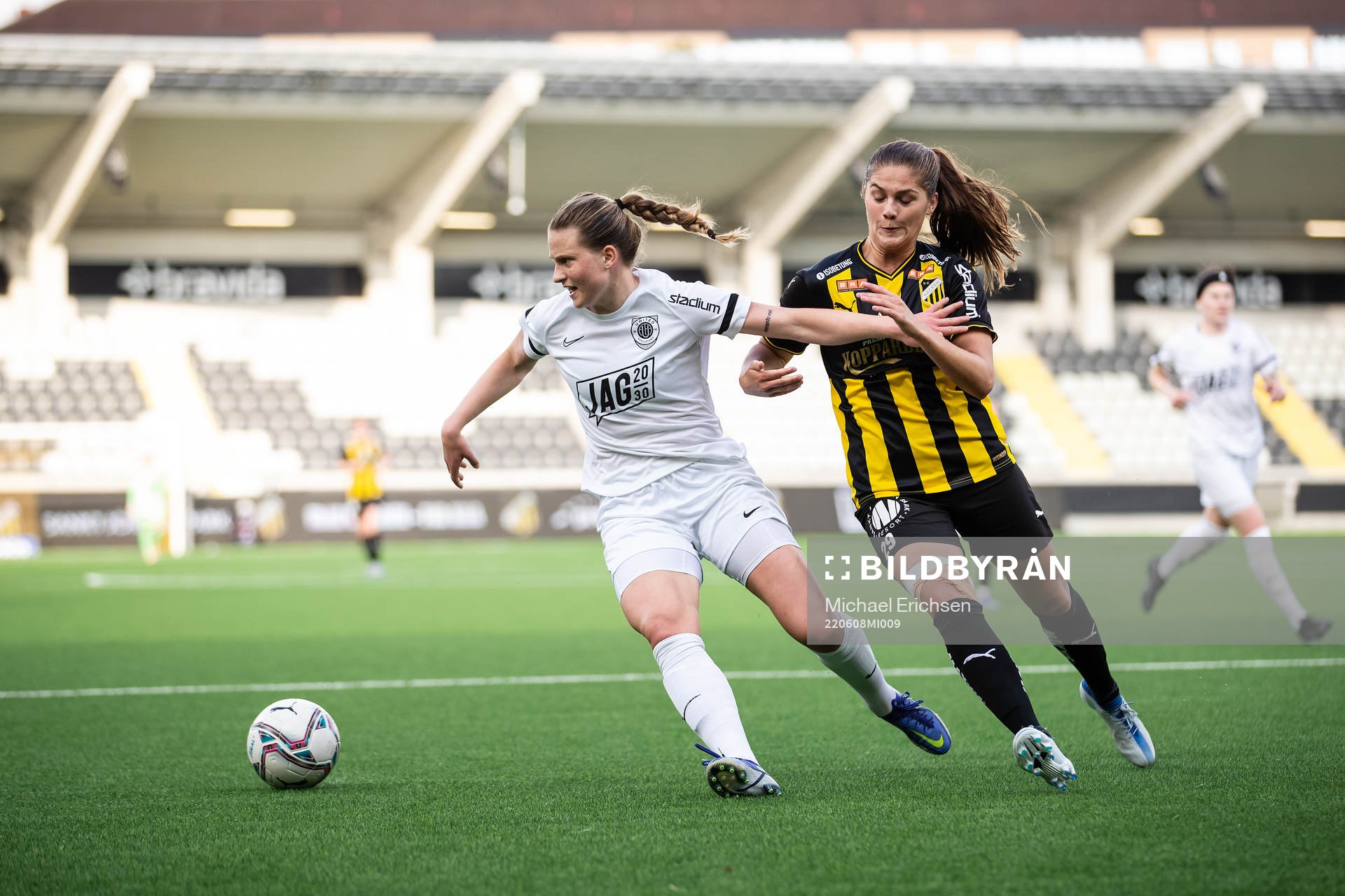 Eskilstuna Uniteds Elise Stenevik och Häckens Mille Gejl