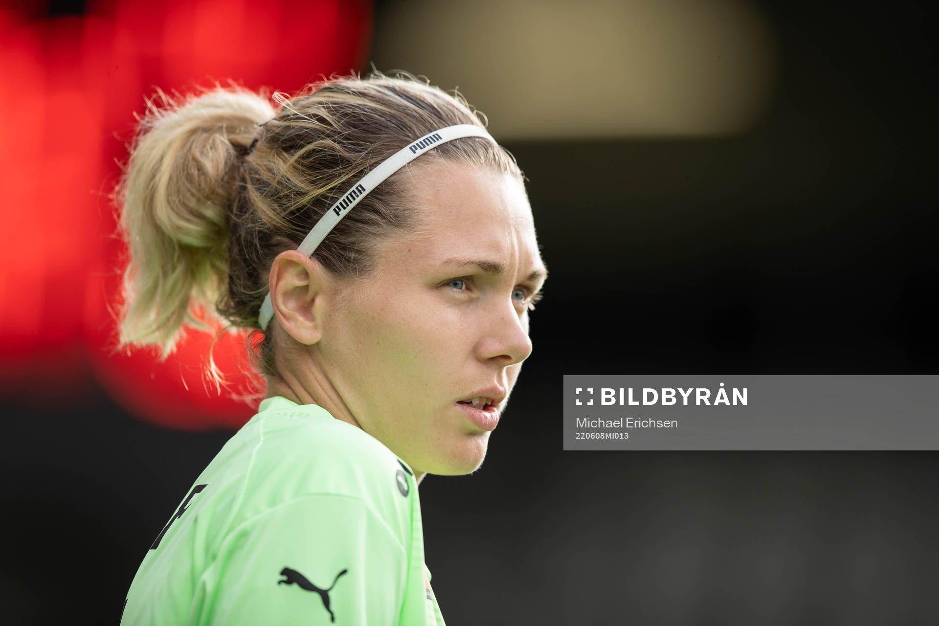 Häckens målvakt Jennifer Falk innan fotbollsmatchen i
