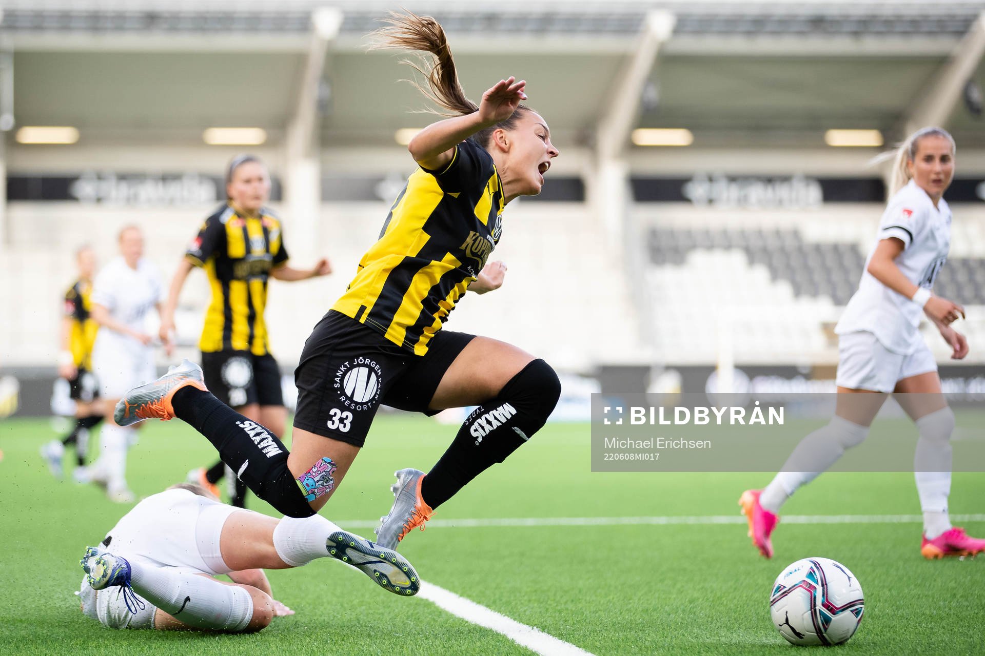 Eskilstunas Elise Stenevik fäller Häckens Johanna