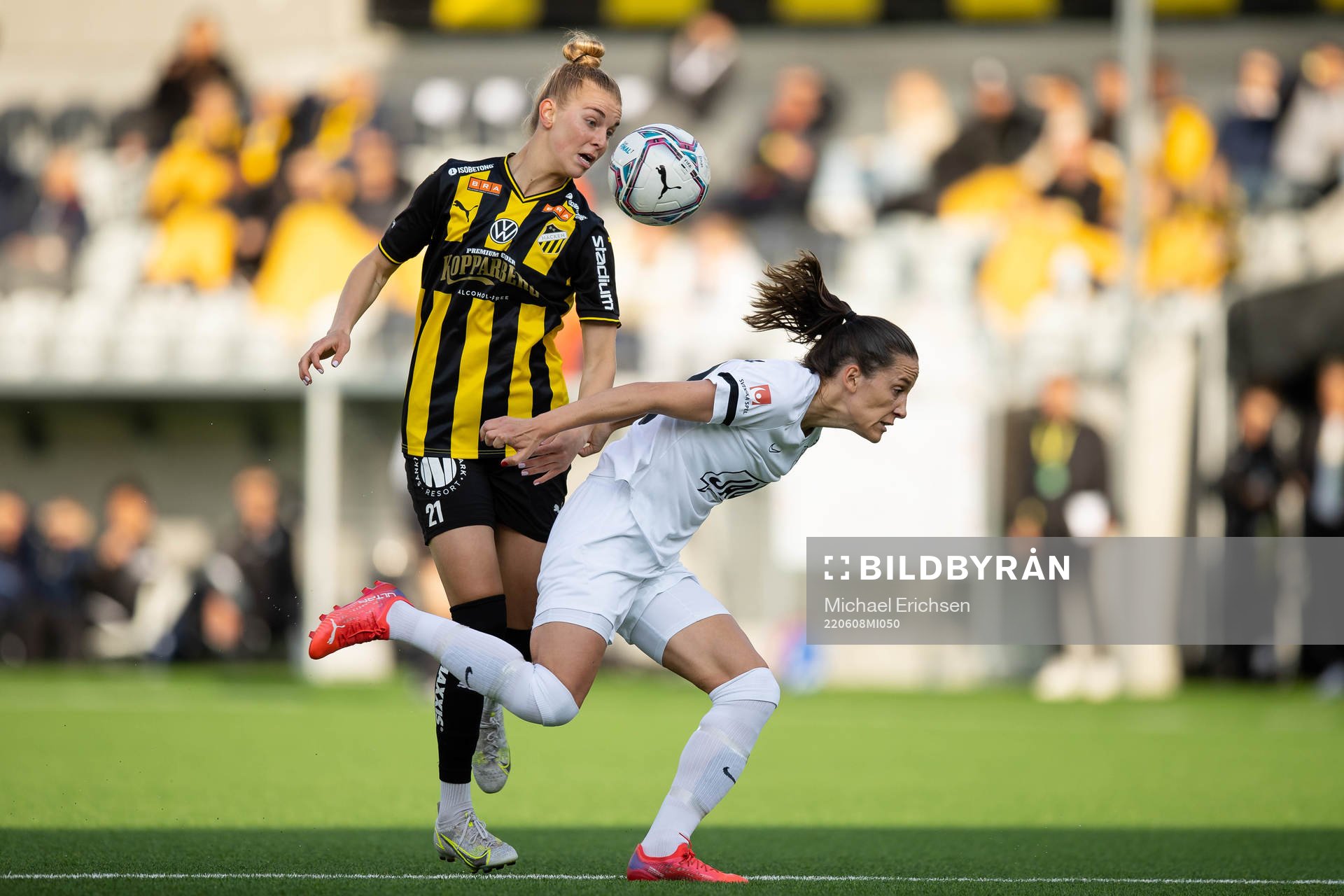 Häckens Dilja Yr Zomers och Eskilstunas Anna Oscarsson under fotbollsmatchen i Damallsvenskan mellan Häcken och Eskilstuna United den 8 juni 2022 i Göteborg.
