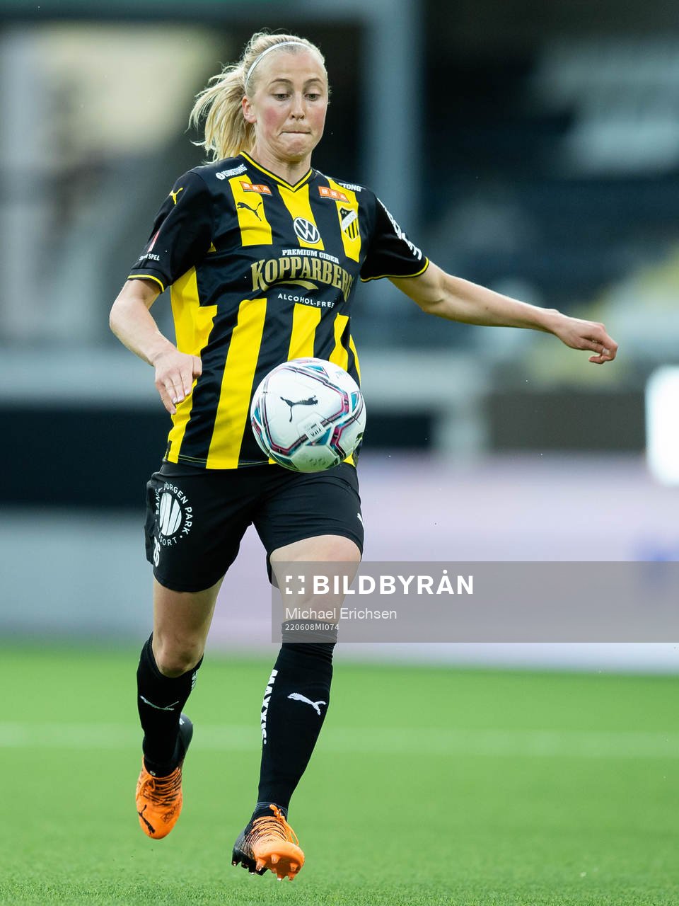 Häckens Julia Karlernäs under fotbollsmatchen i Damallsvenskan mellan Häcken och Eskilstuna United den 8 juni 2022 i Göteborg.