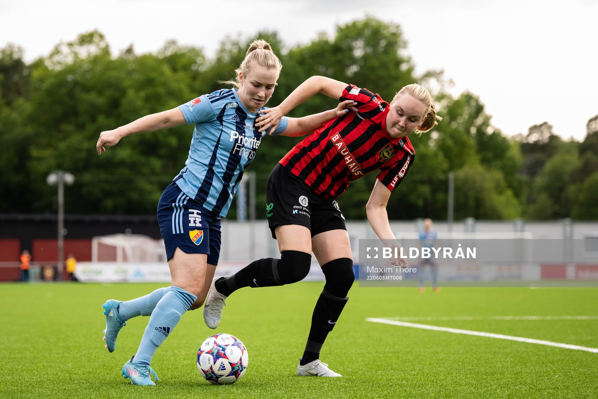 Djurgårdens Tove Almqvist och Brommapojkarnas Wilma Wärulf