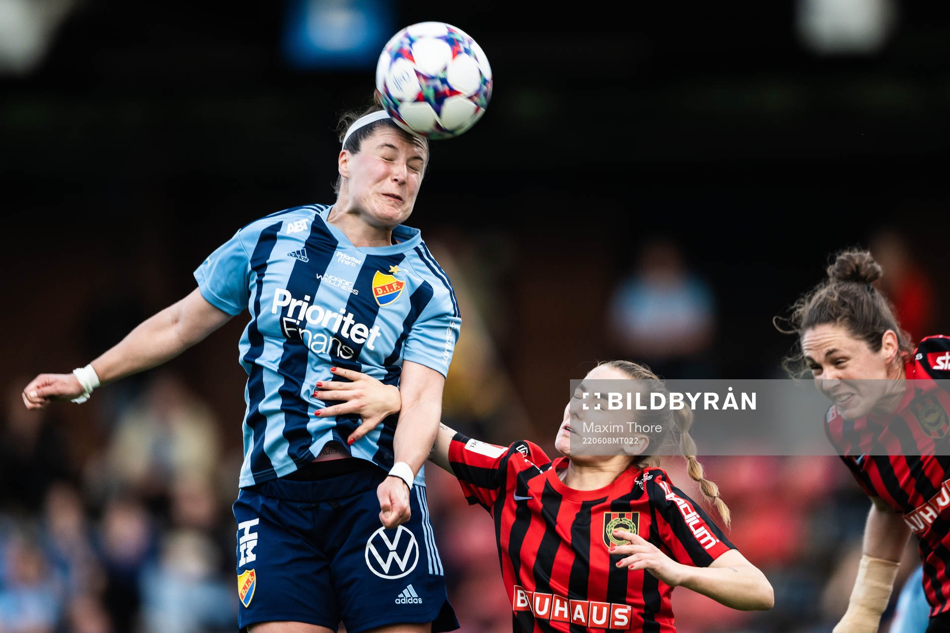 Djurgårdens Hayley Dowd och Brommapojkarnas Filippa Wallén