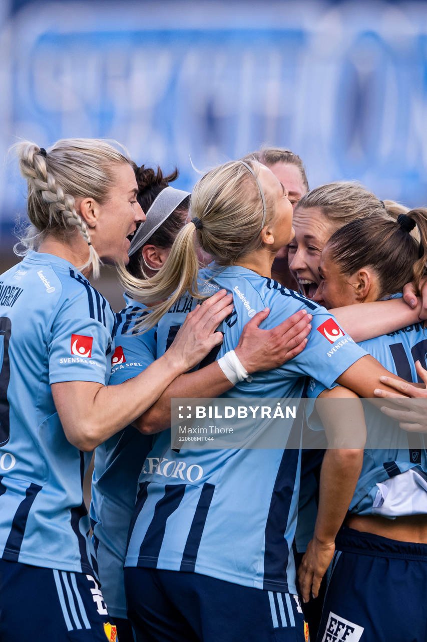 Djurgårdens Sanna Kullberg jublar med lagkamrater