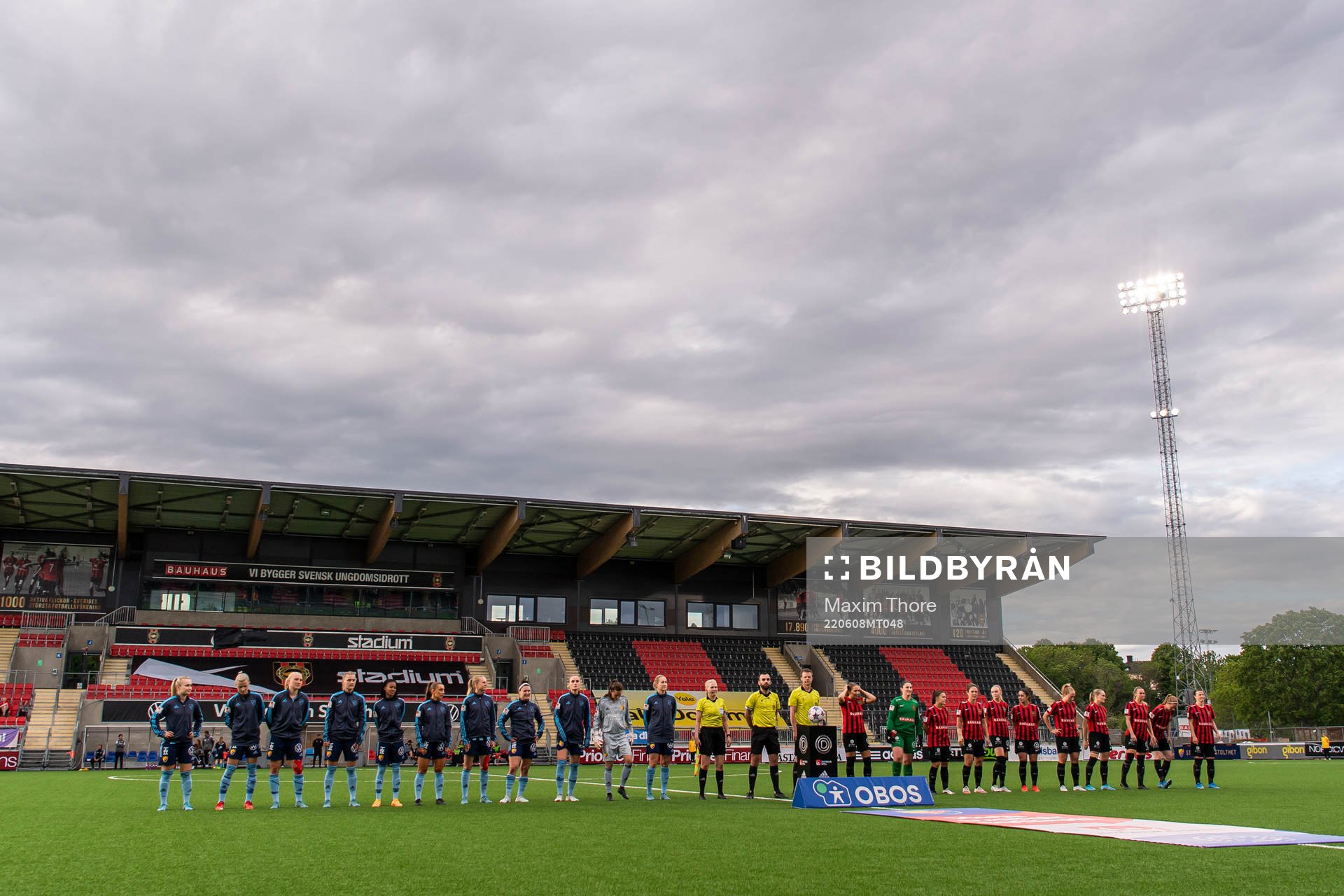 Spelarna under lineup inför fotbollsmatchen i Damallsvenskan mellan Djurgården och Brommapojkarna den 8 juni 2022 i Stockholm. 