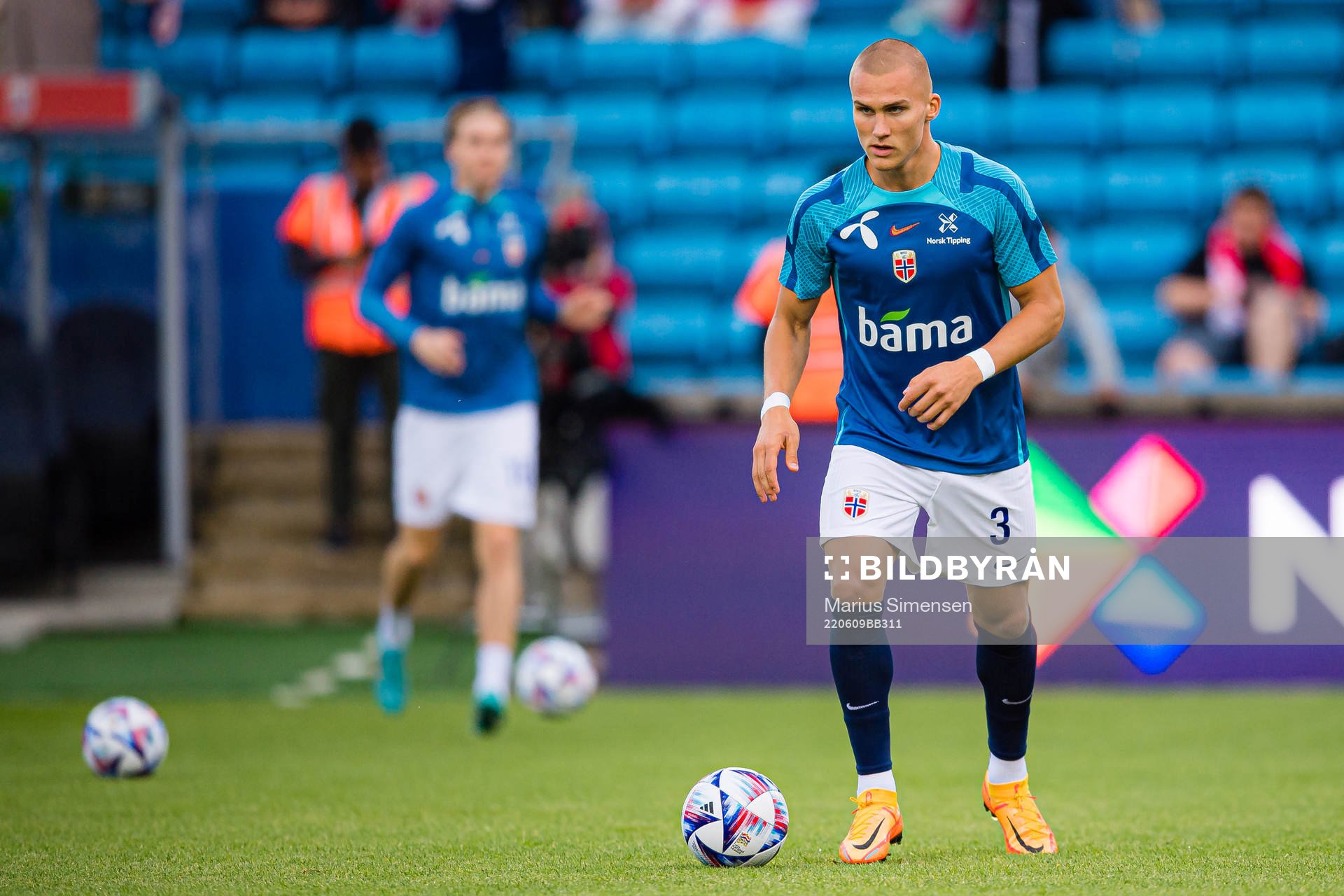 Leo Skiri Østigård of Norway warms up