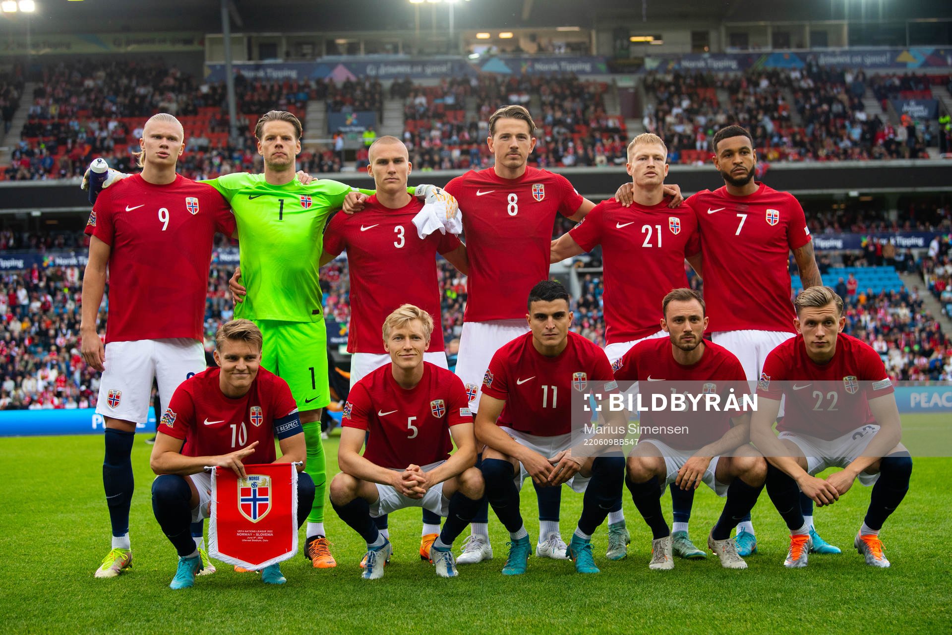 The staring eleven of Norway poses for a photo